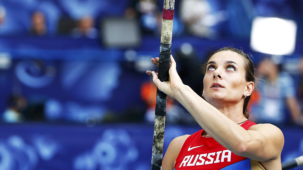 Elena Isinbaeva da Russia compete no salto com vara durante o 14 º Campeonato Mundial de Atletismo, em Moscou, Rússia