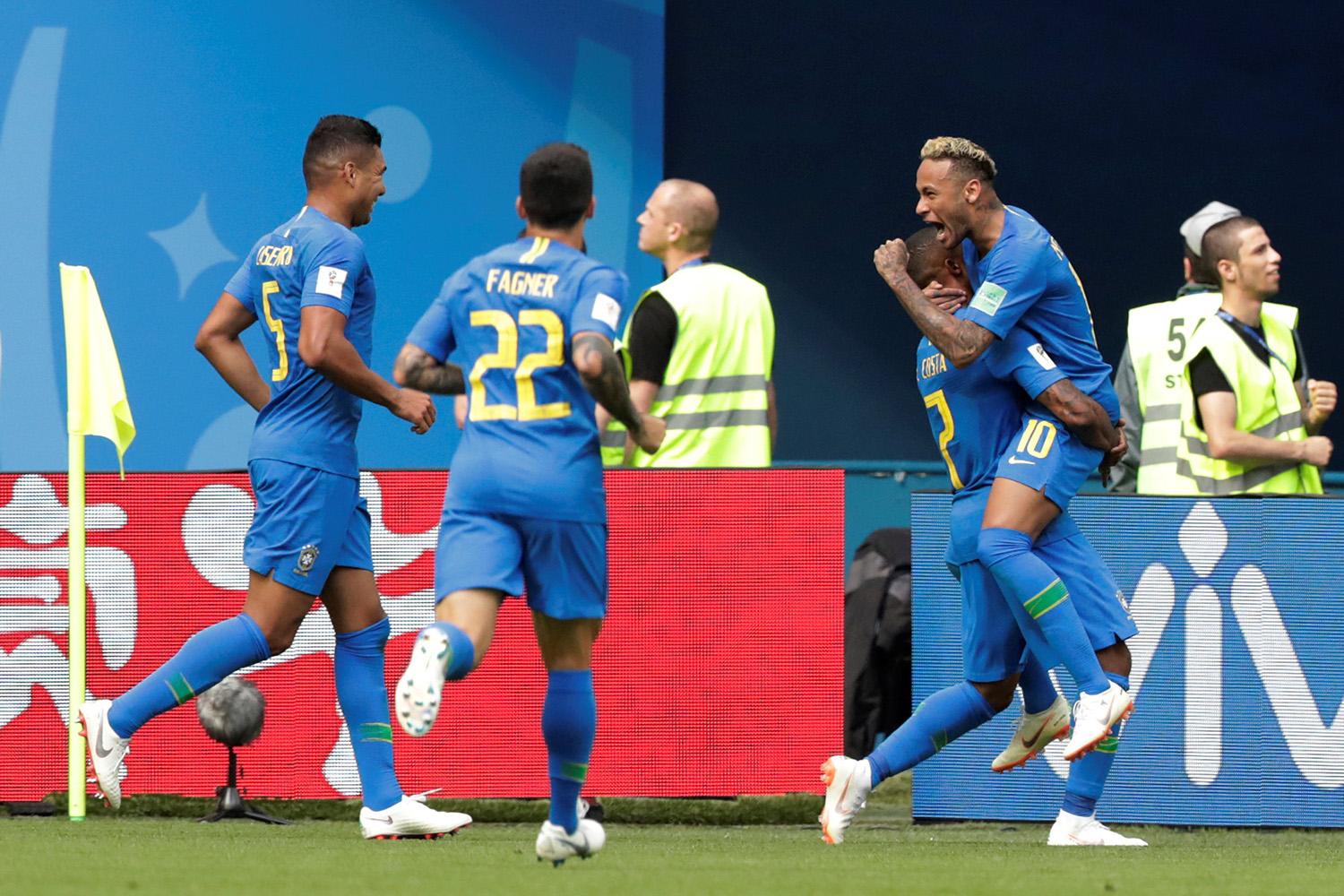 Copa: Brasil sofre, marca dois no fim e vence a Costa Rica