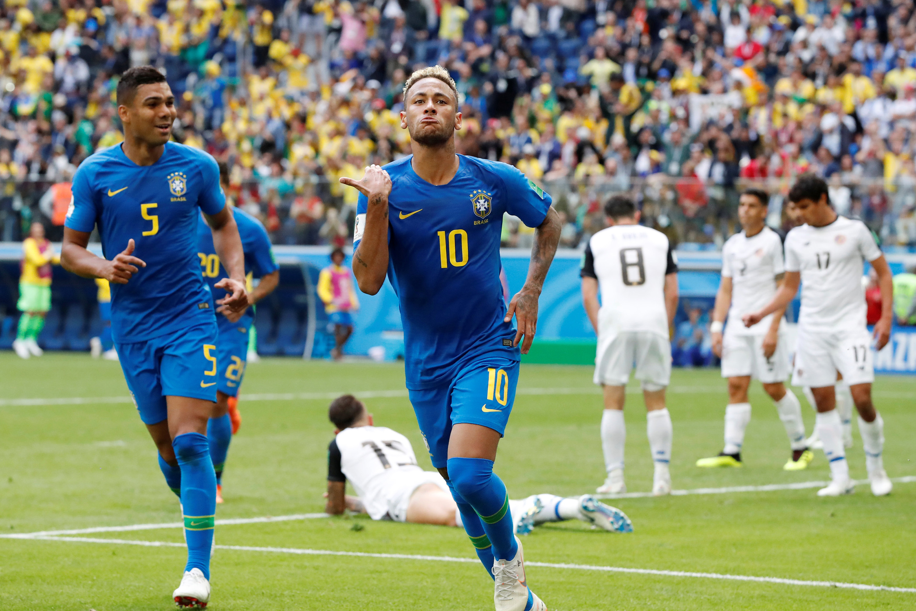 Filho de Neymar ora pela seleção durante jogo contra Costa Rica