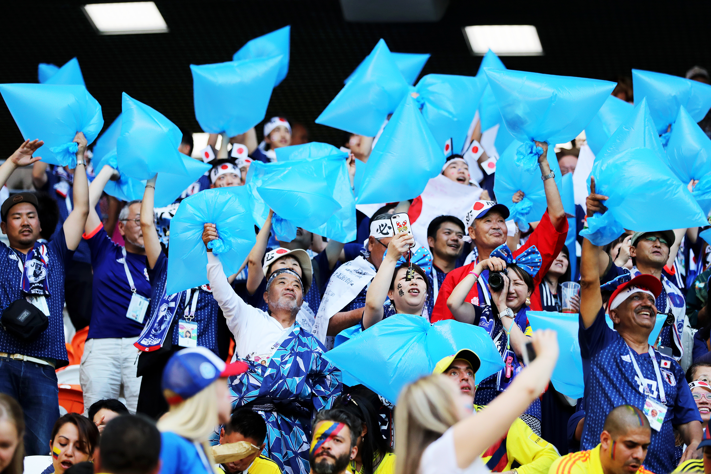 Torcida japonesa limpa estádio após partida contra Colômbia