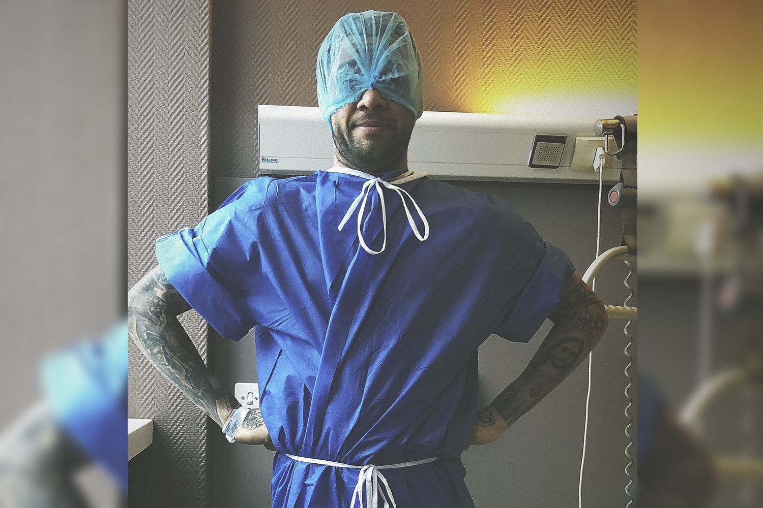 Daniel Alves opera joelho e faz graça no Instagram