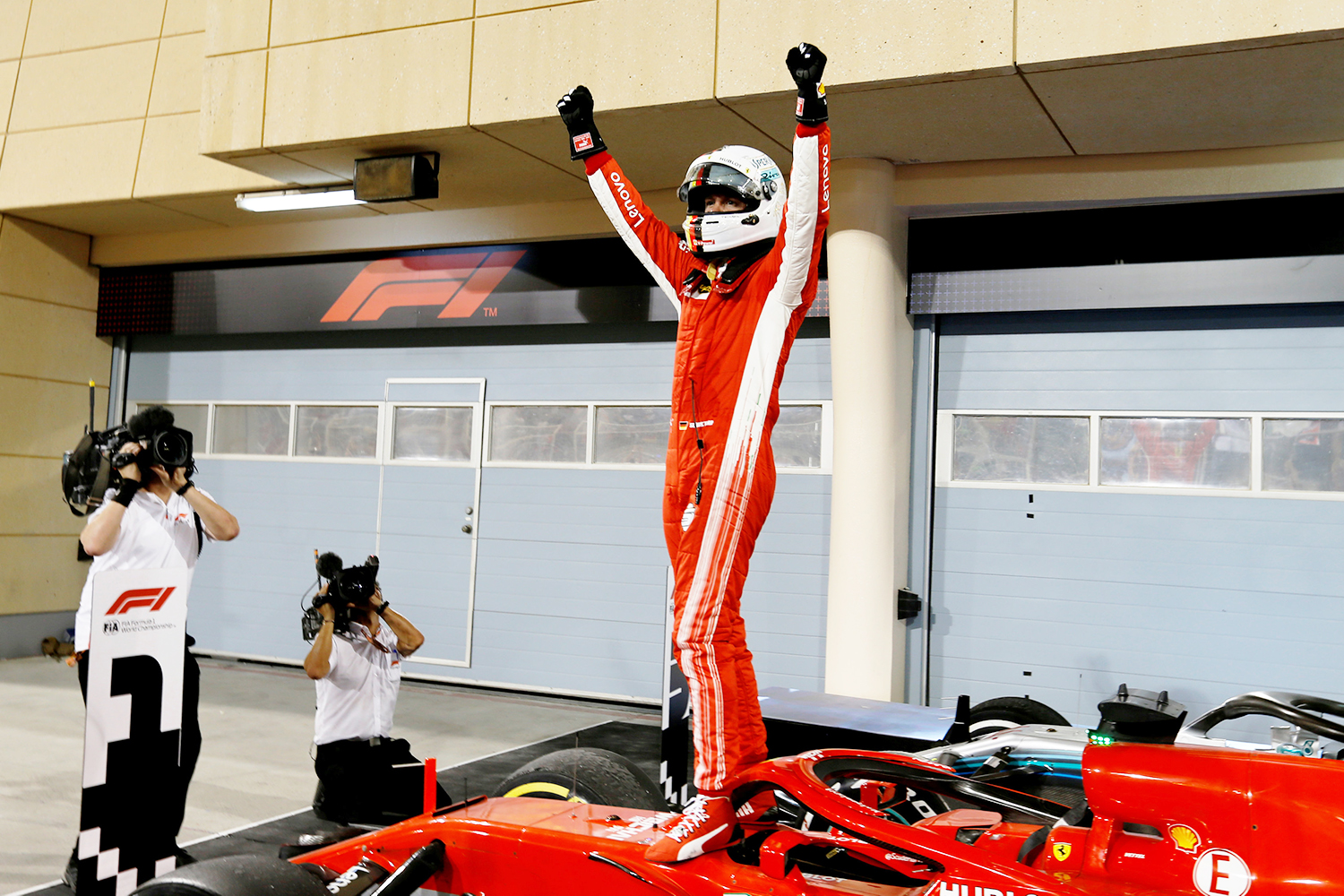 Vettel revela que mentiu à Ferrari para evitar pit stop e poder vencer