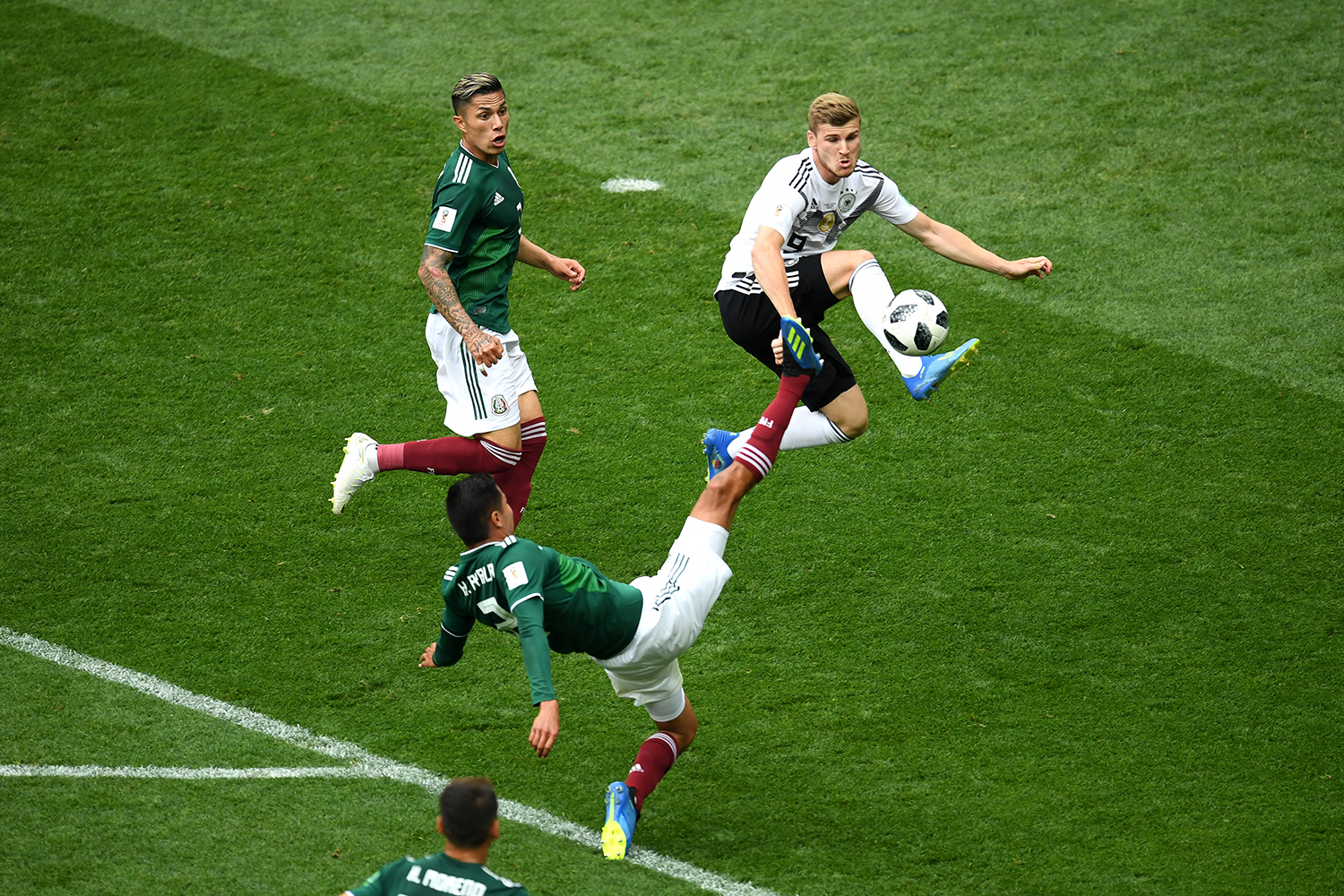 Timo Werner disputa bola com Hugo Ayala durante partida entre Alemanha e México, válida pela primeira rodada do grupo F da Copa do Mundo, realizada no Estádio Luzhniki, em Moscou - 17/06/2018