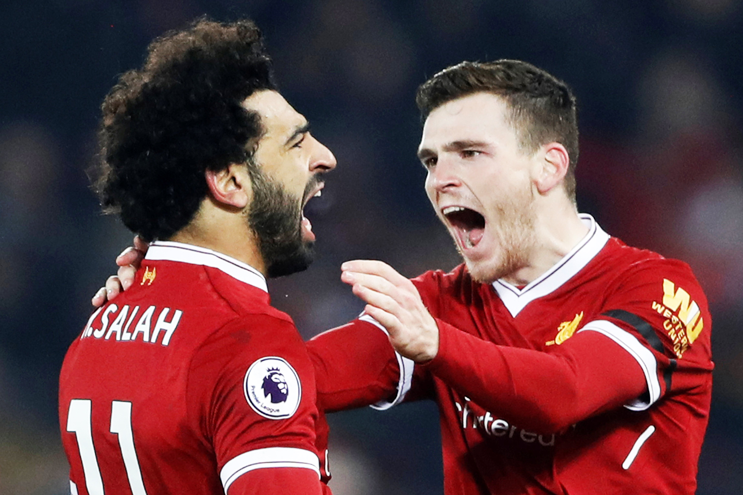 Os jogadores do Liverpool, Mohamed Salah e Andrew Robertson, comemoram gol durante partida contra o Manchester City, válida pelo Campeonato Inglês - 14/01/2018