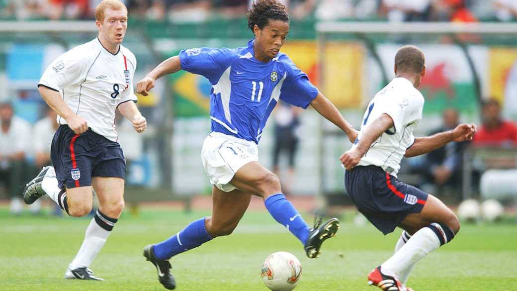 Ronaldinho estreia no futebol de areia com lances plásticos e dois