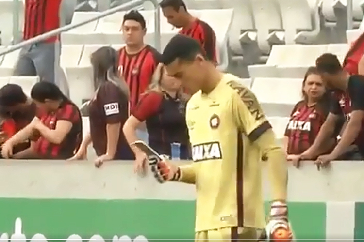 Goleiro mexendo no celular em campo ganha memes, Esportes