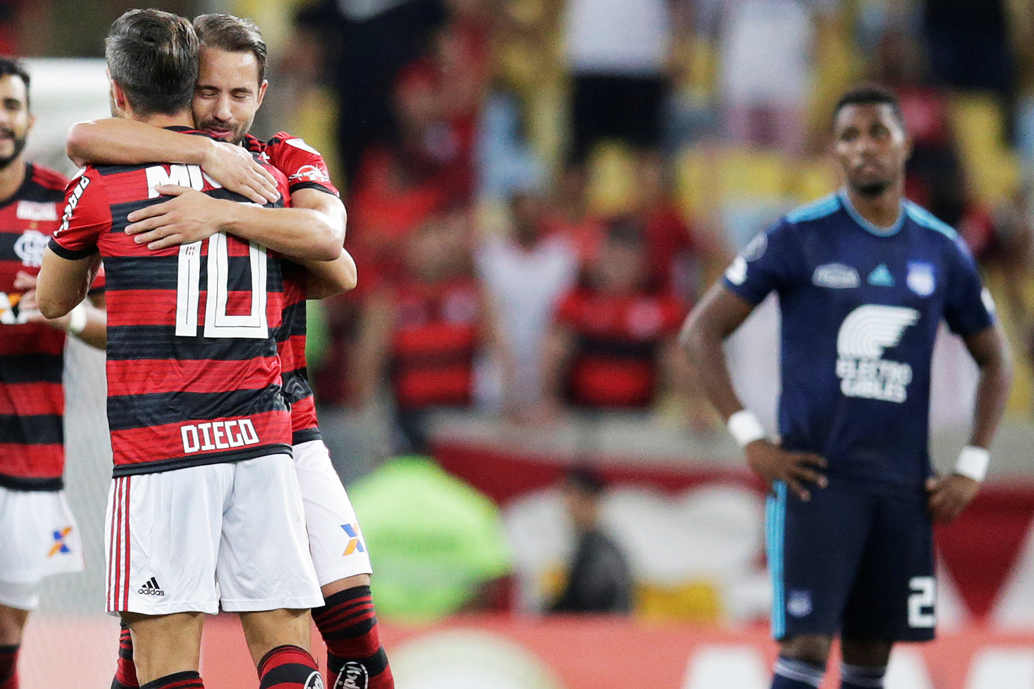 No reencontro com a torcida, Flamengo vence e avança na Libertadores