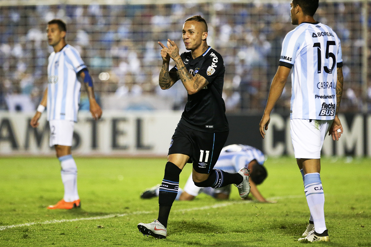 Grêmio vence Tucumán por 2 a 0 e fica perto da semi da Libertadores
