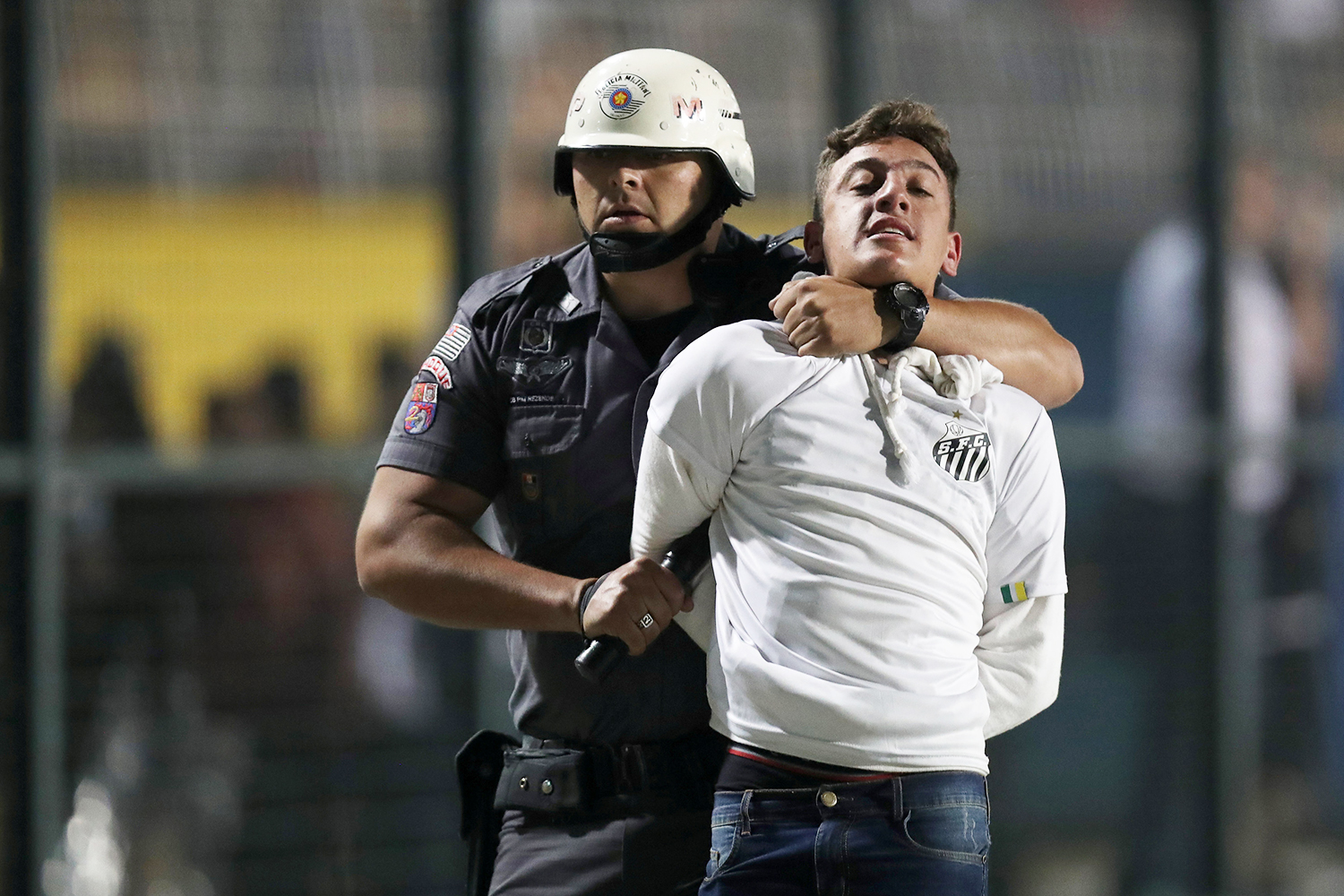 Santos empata no Pacaembu e está fora; jogo termina em confusão