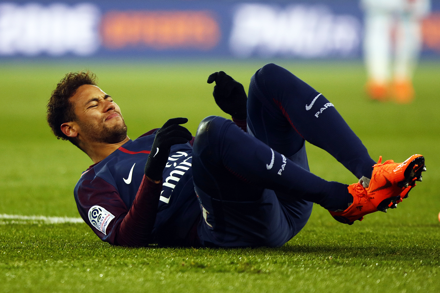 Neymar sofre lesão no tornozelo durante partida entre PSG e Olympique de Marselha - 25/02/2018