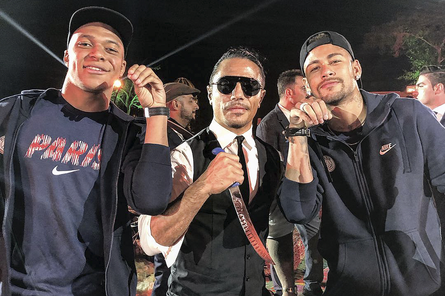 Neymar e Mbappé visitam churrasqueiro das estrelas em Doha