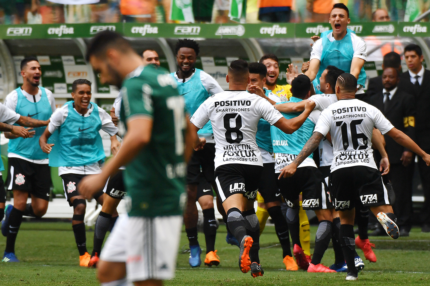 Jogadores do Corinthians comemoram após Rodriguinho marcar gol, durante partida contra o Palmeiras, válida pela final do Campeonato Paulista - 08/04/2018