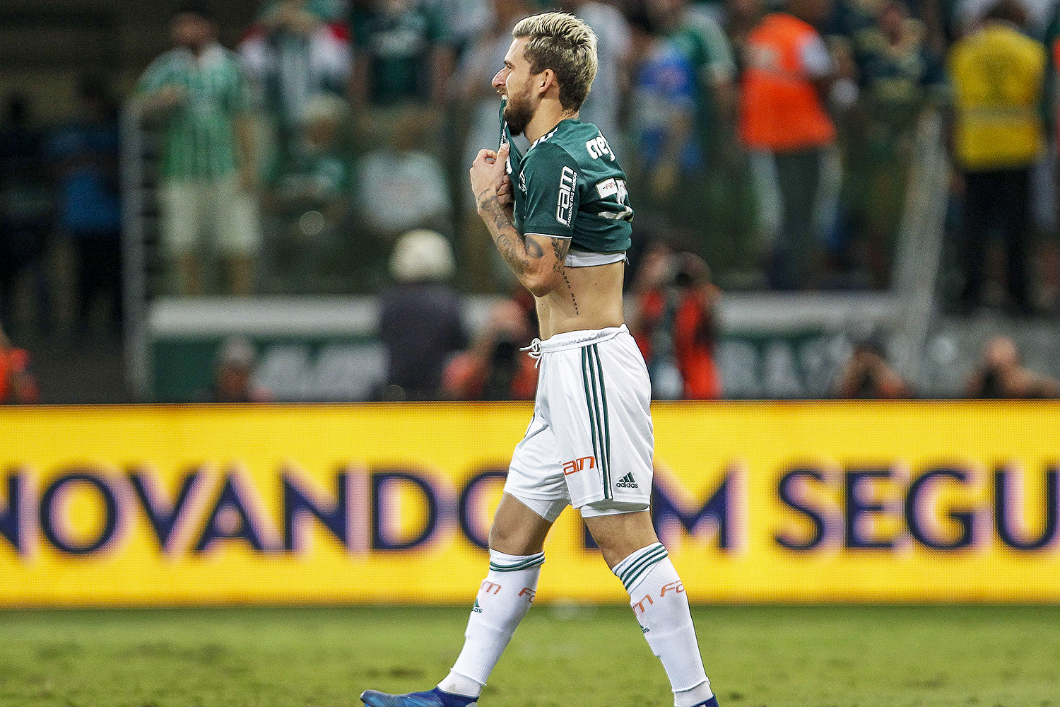 O jogador Lucas Lima, do Palmeiras, lamenta após perder pênalti durante partida contra o Corinthians, válida pela final do Campeonato Paulista - 08/04/2018