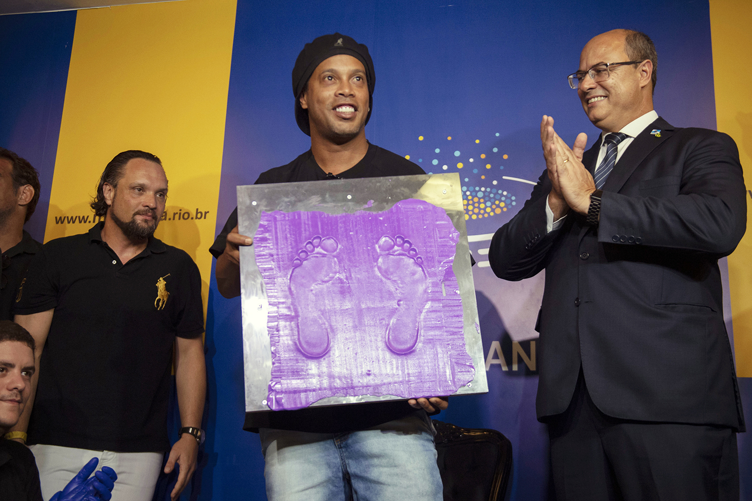 Ronaldinho Gaúcho é homenageado na Calçada da Fama do Maracanã