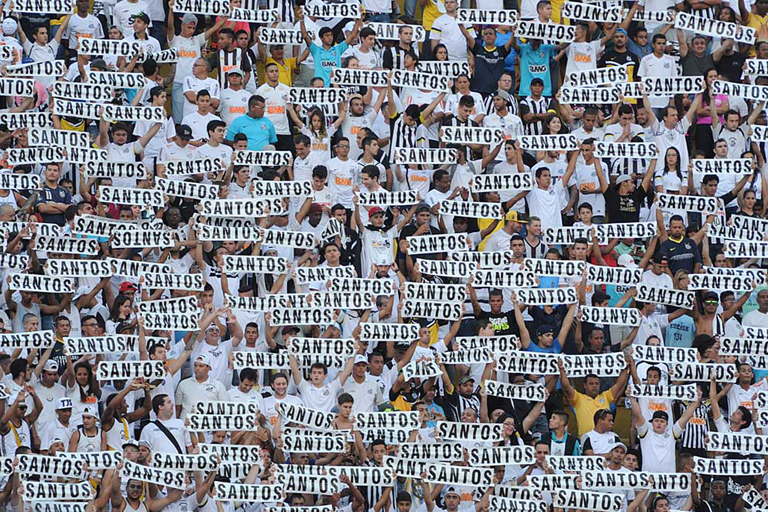 Torcedores do Santos invadem hotel em Curitiba para cobrar time