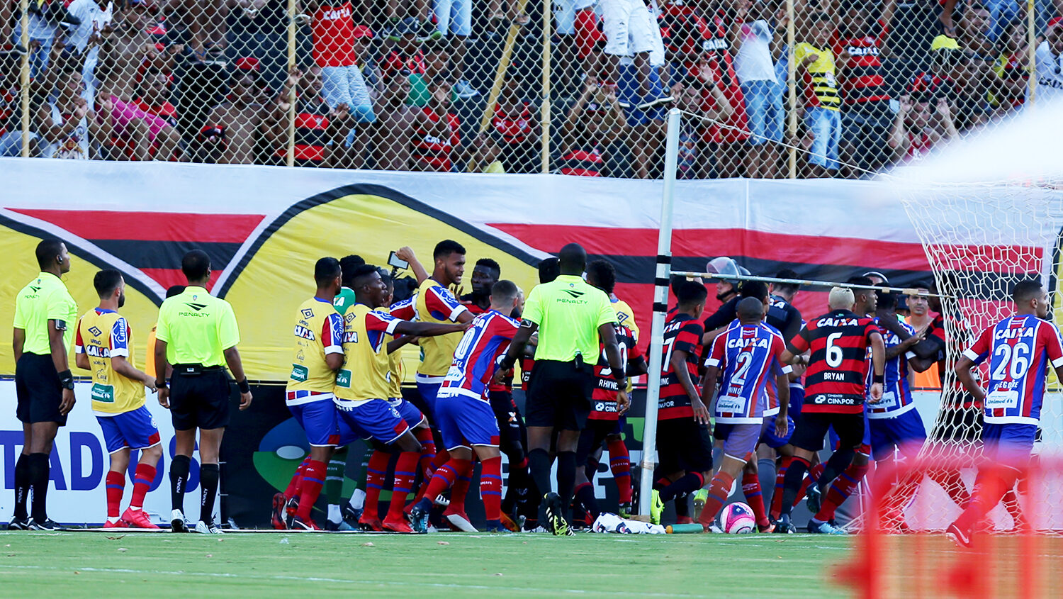 Jogo entre Vitória e Bahia termina em confusão no Campeonato Baiano - 18/02/2018