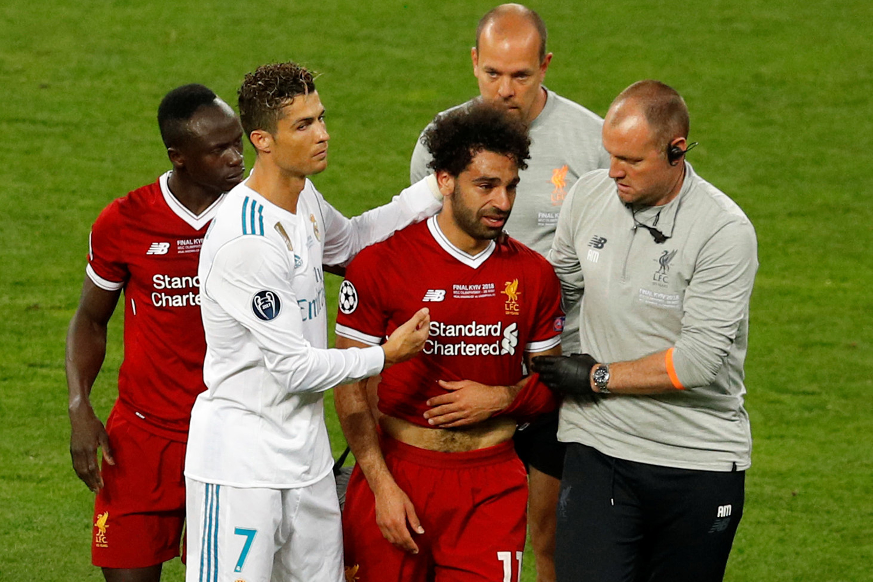 Champions: Ídolo egípcio, Mohamed Salah deixa gramado chorando após lesão