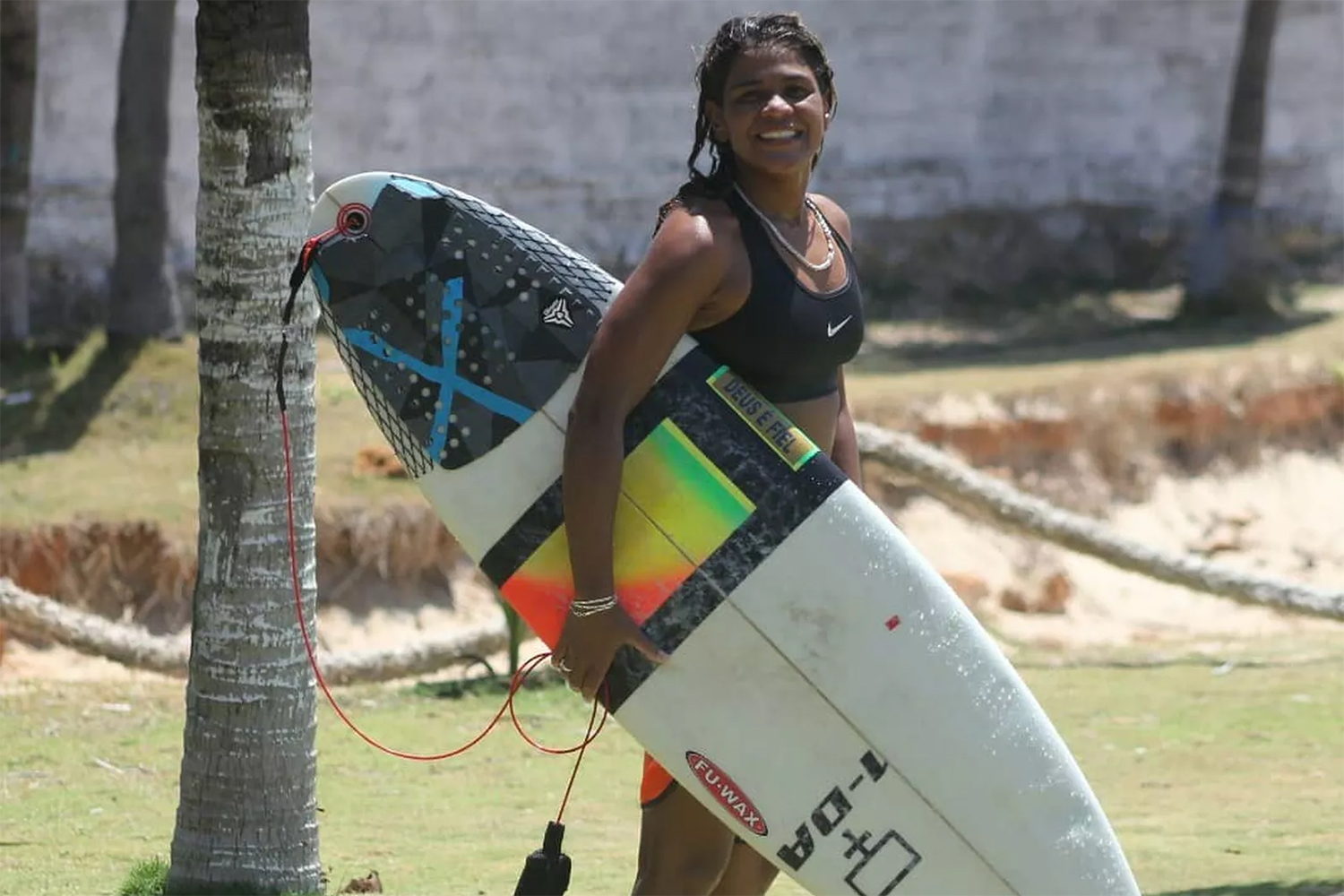 Campeã de surfe morre ao ser atingida por raio no mar em Fortaleza