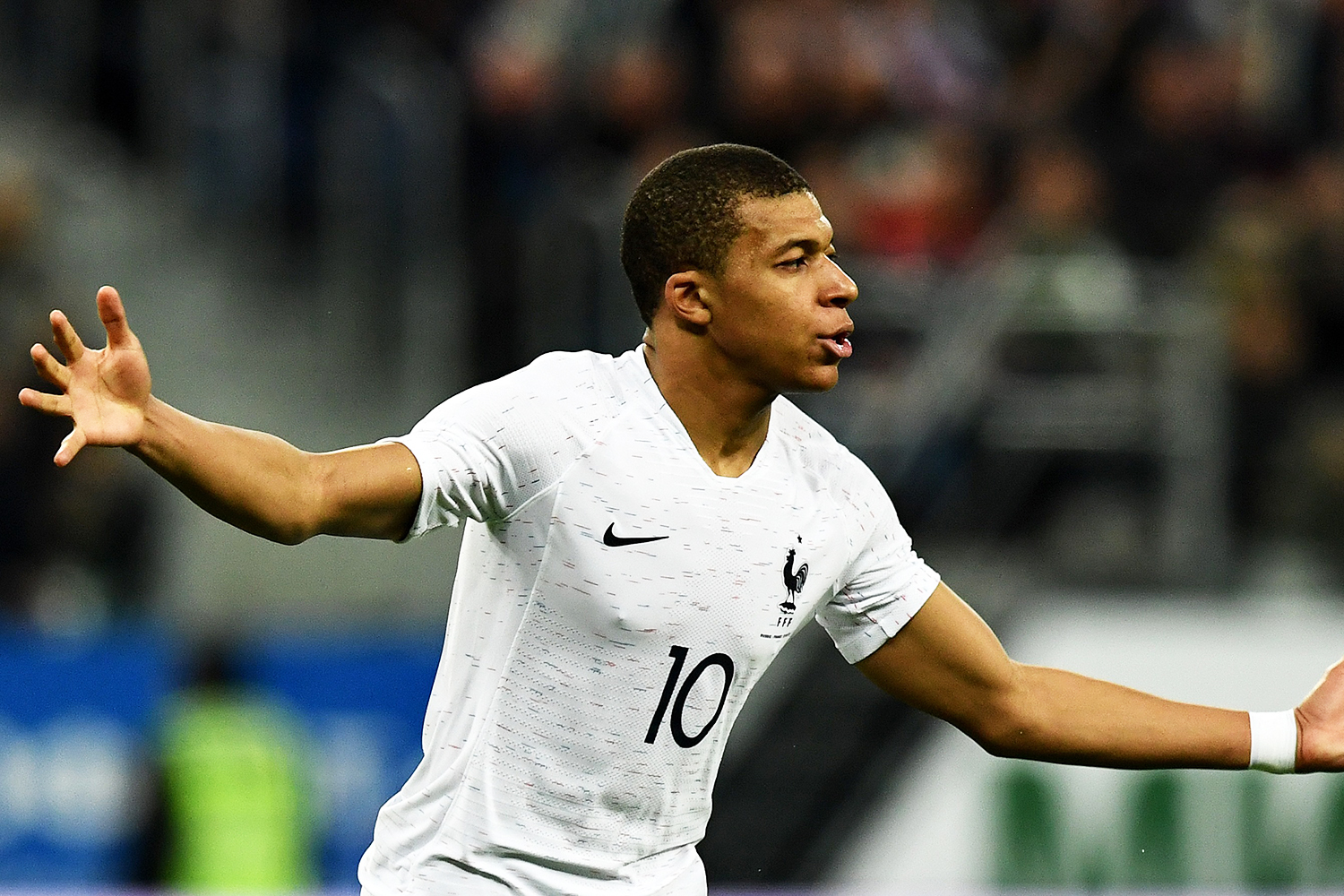 Kylian Mbappe comemora após marcar gol contra a Rússia - 27/03/2018