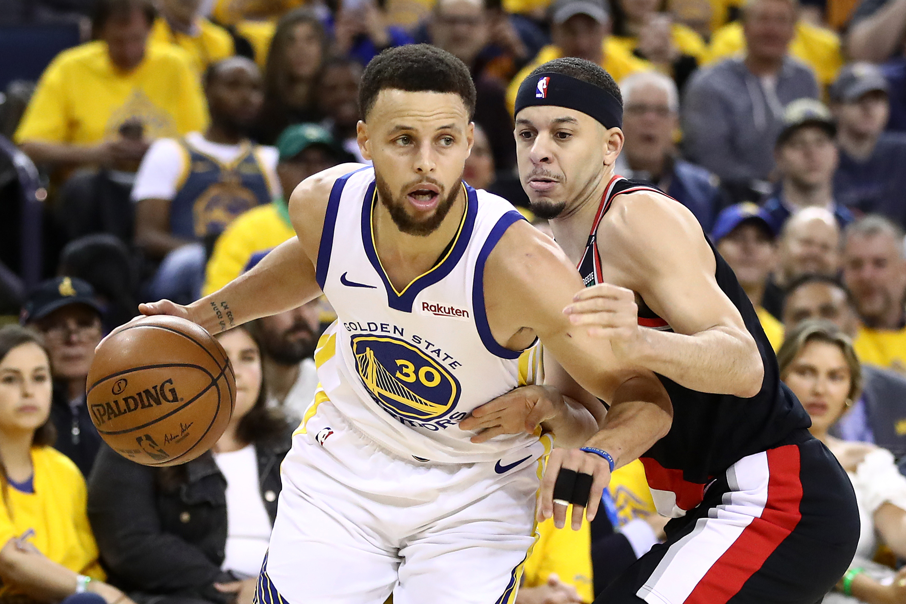 NBA: Stephen Curry vence duelo com irmão e Warriors saem na frente