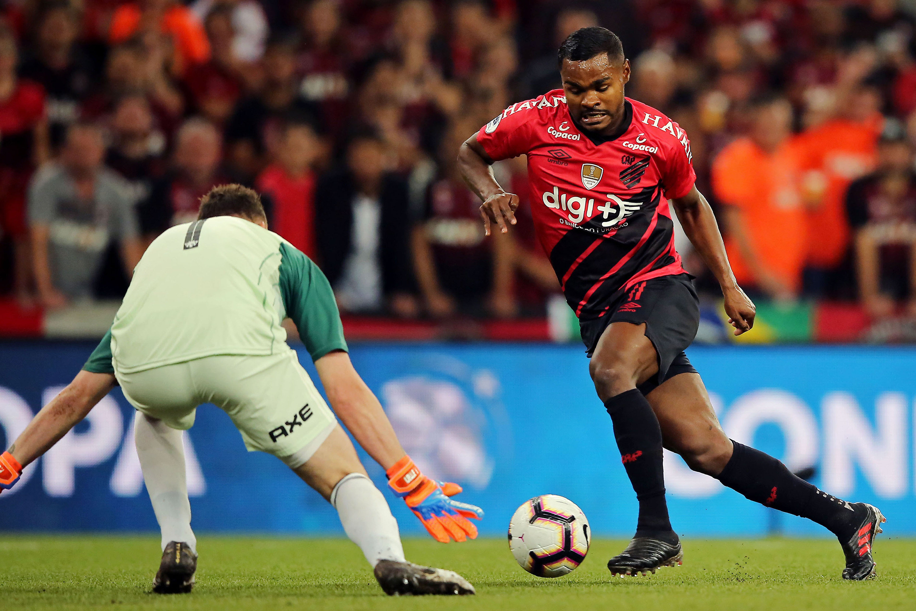 Nikão em um dos seus últimos atos pelo Athletico -