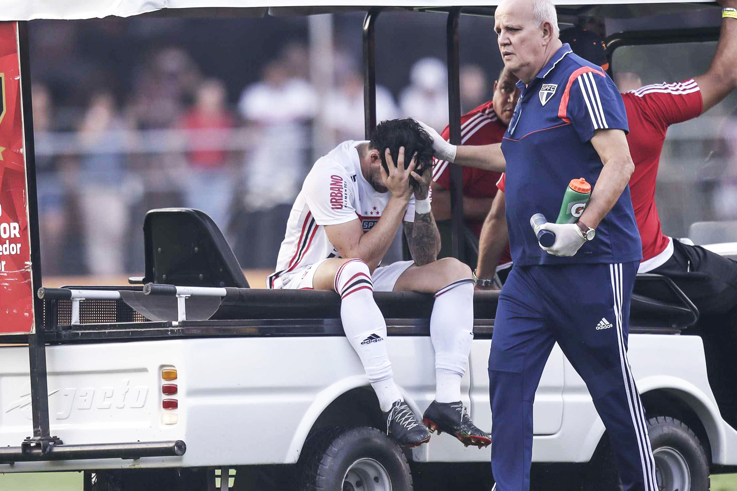 Alexandre Pato é diagnosticado com pequena lesão cervical após pancada