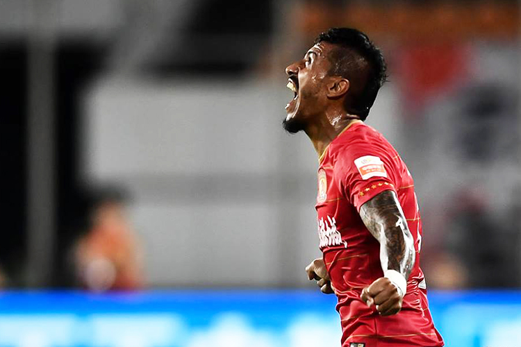 Na China, Paulinho tem média de um gol por jogo após retorno