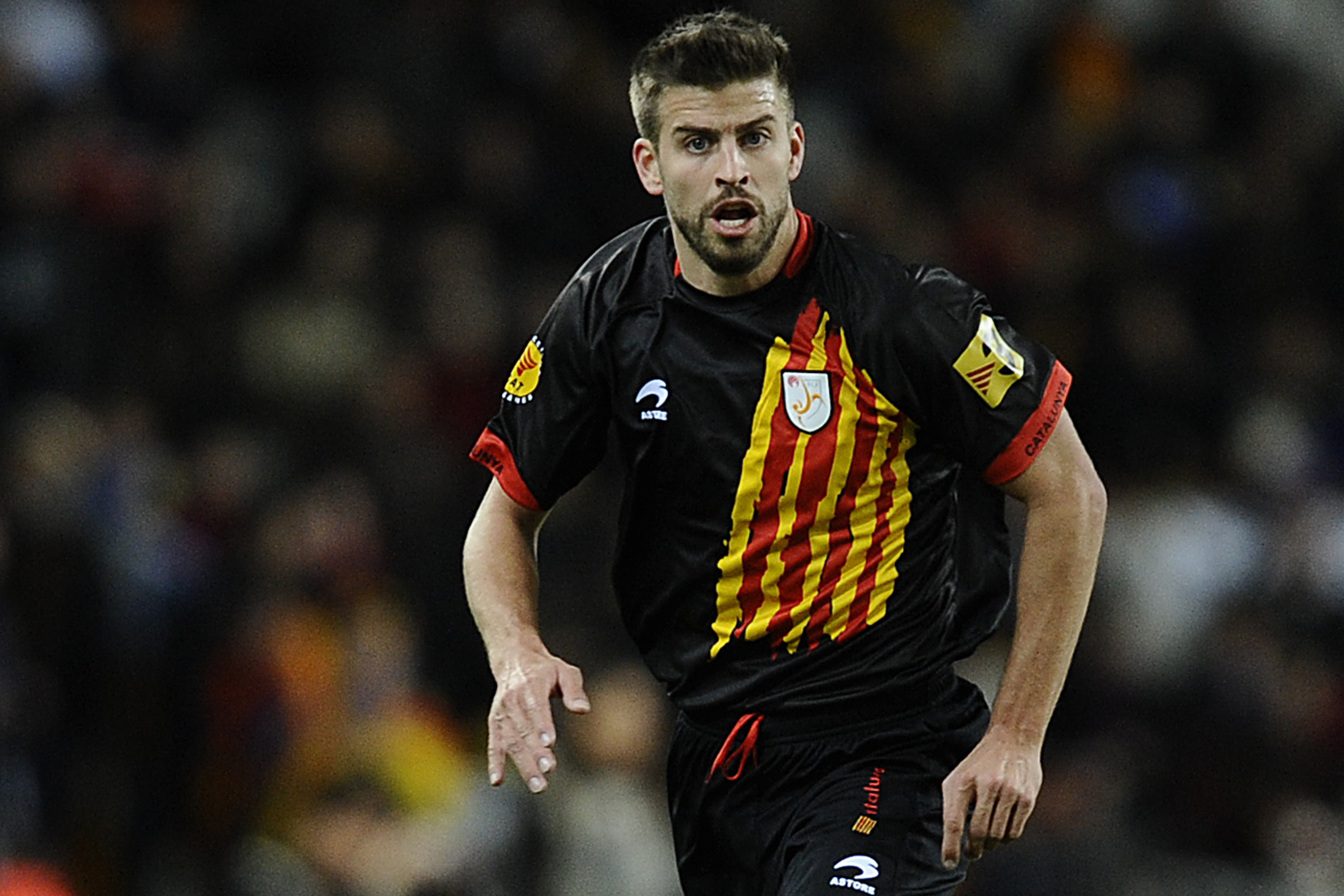 Gerard Piqué em ação pela seleção da Catalunha durante amistoso contra a Tunísia em 2011