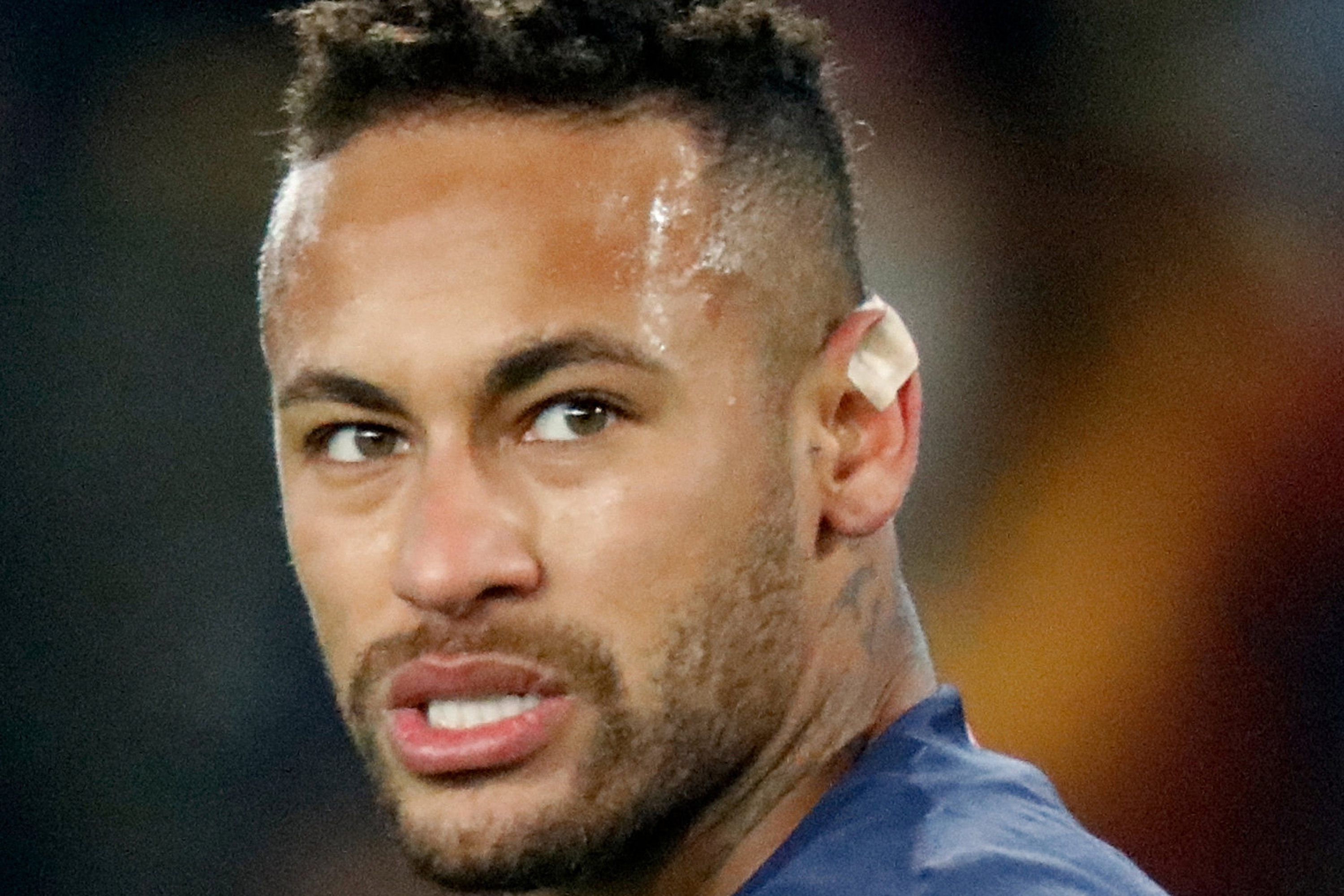 Neymar se irrita com perguntas sobre Barça: ‘Não encham o saco’