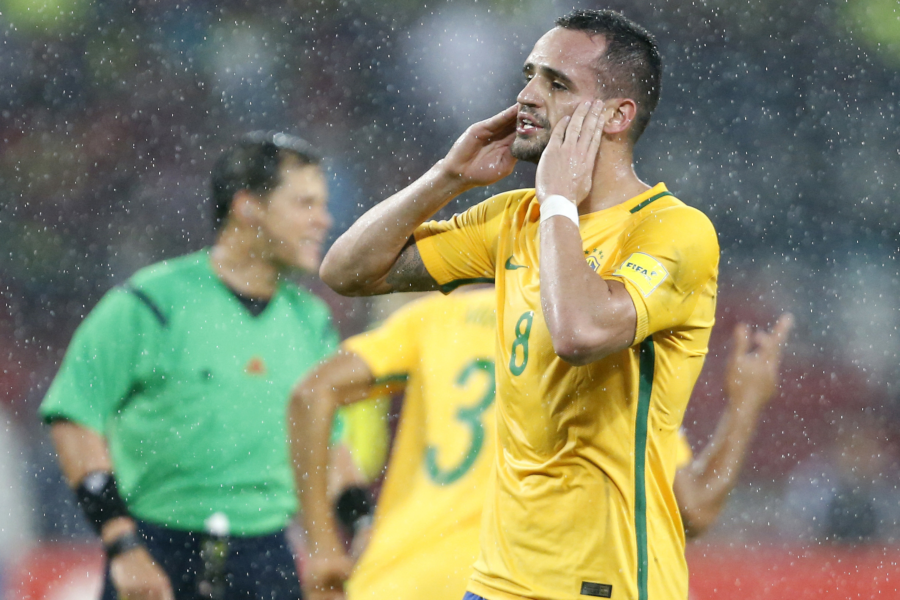 Lesão é descartada, mas Renato Augusto perde espaço na seleção