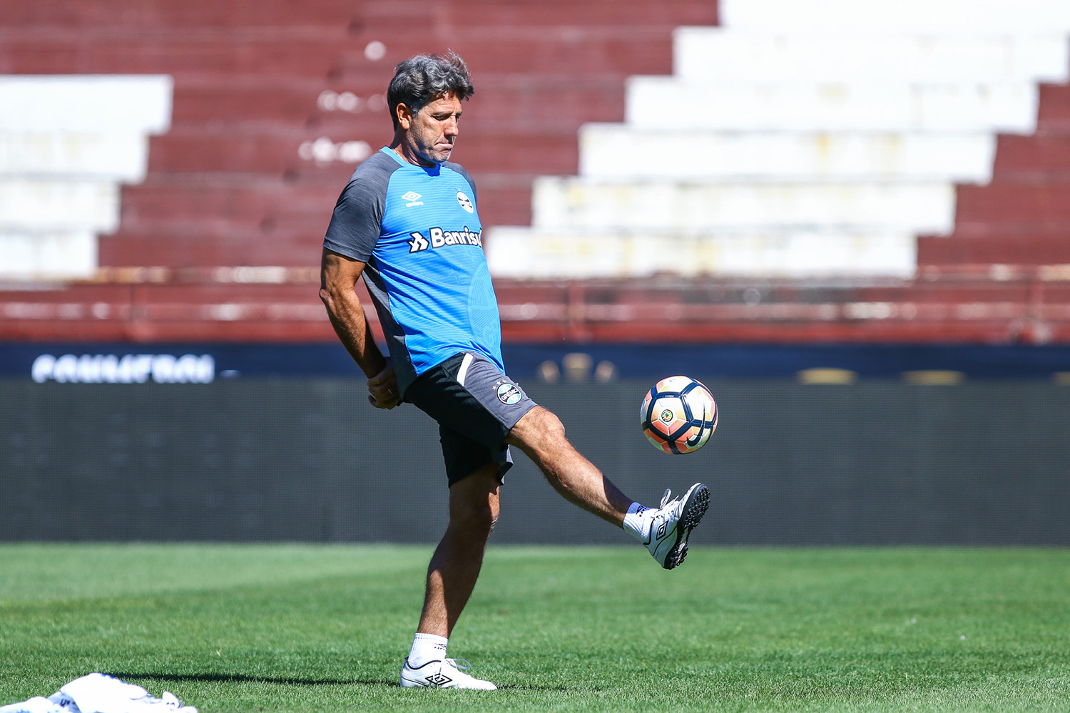 Renato Gaúcho treina o Grêmio, favorito mesmo fora de casa
