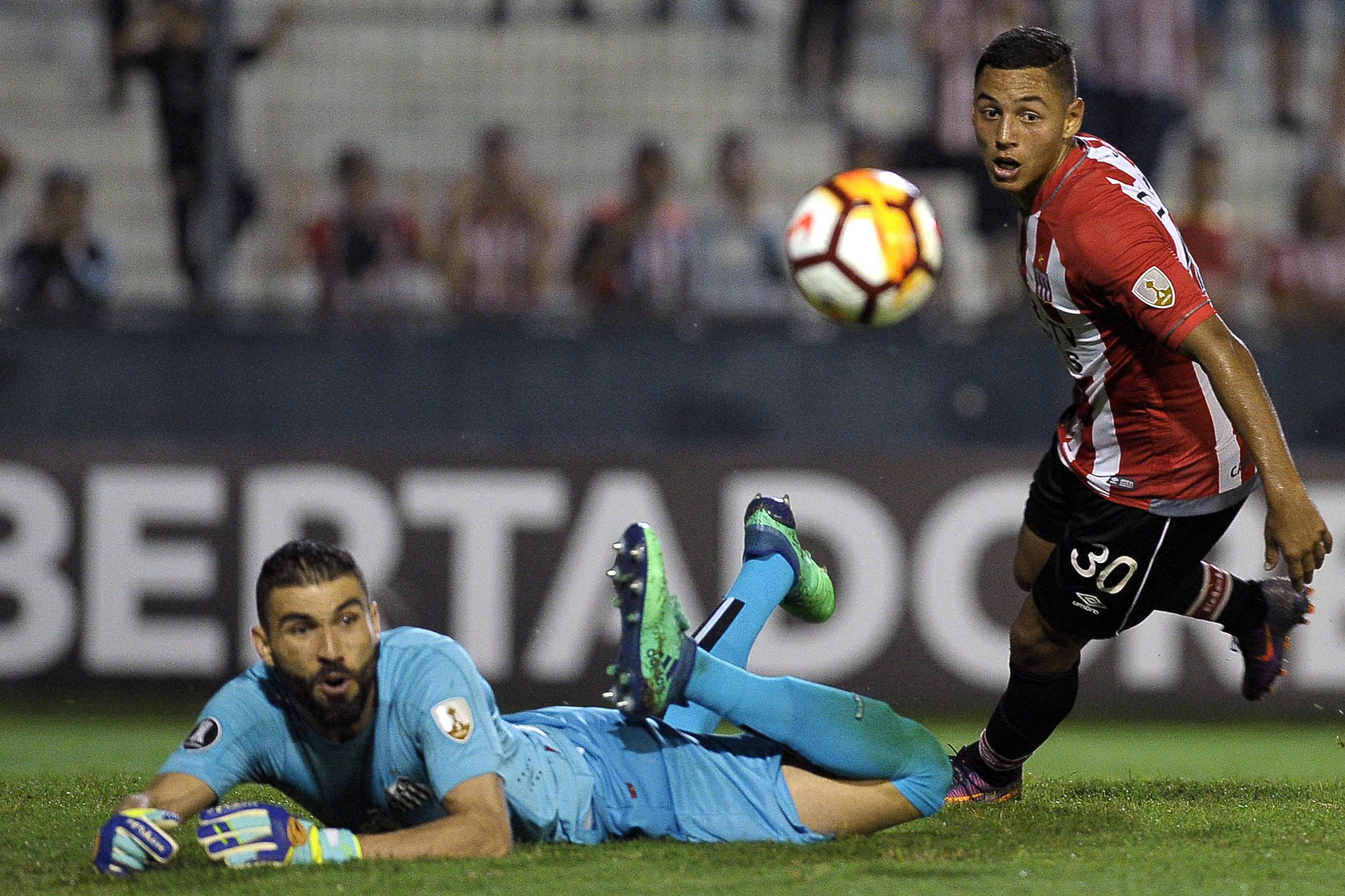 Goleiro Vanderlei dá show e recebe nota 10 da imprensa argentina