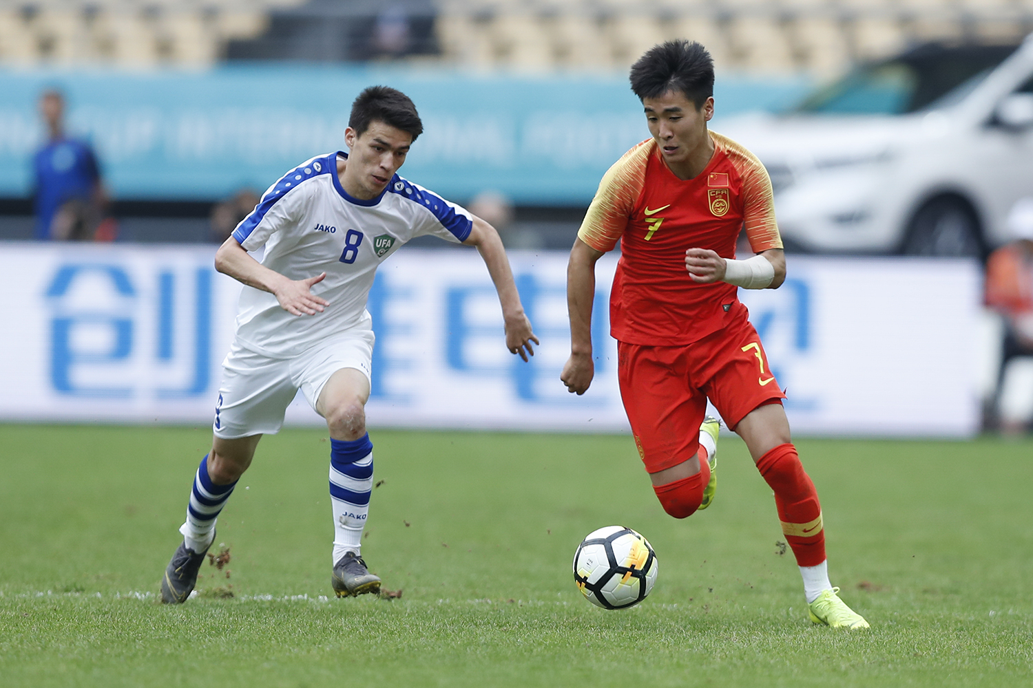 Chinês é suspenso por clube após cometer falta grave pela seleção