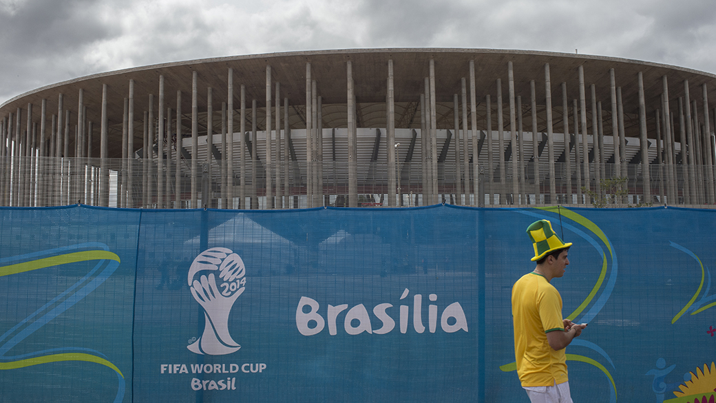 Um ano após abertura da Copa, Brasil vive crise com arenas