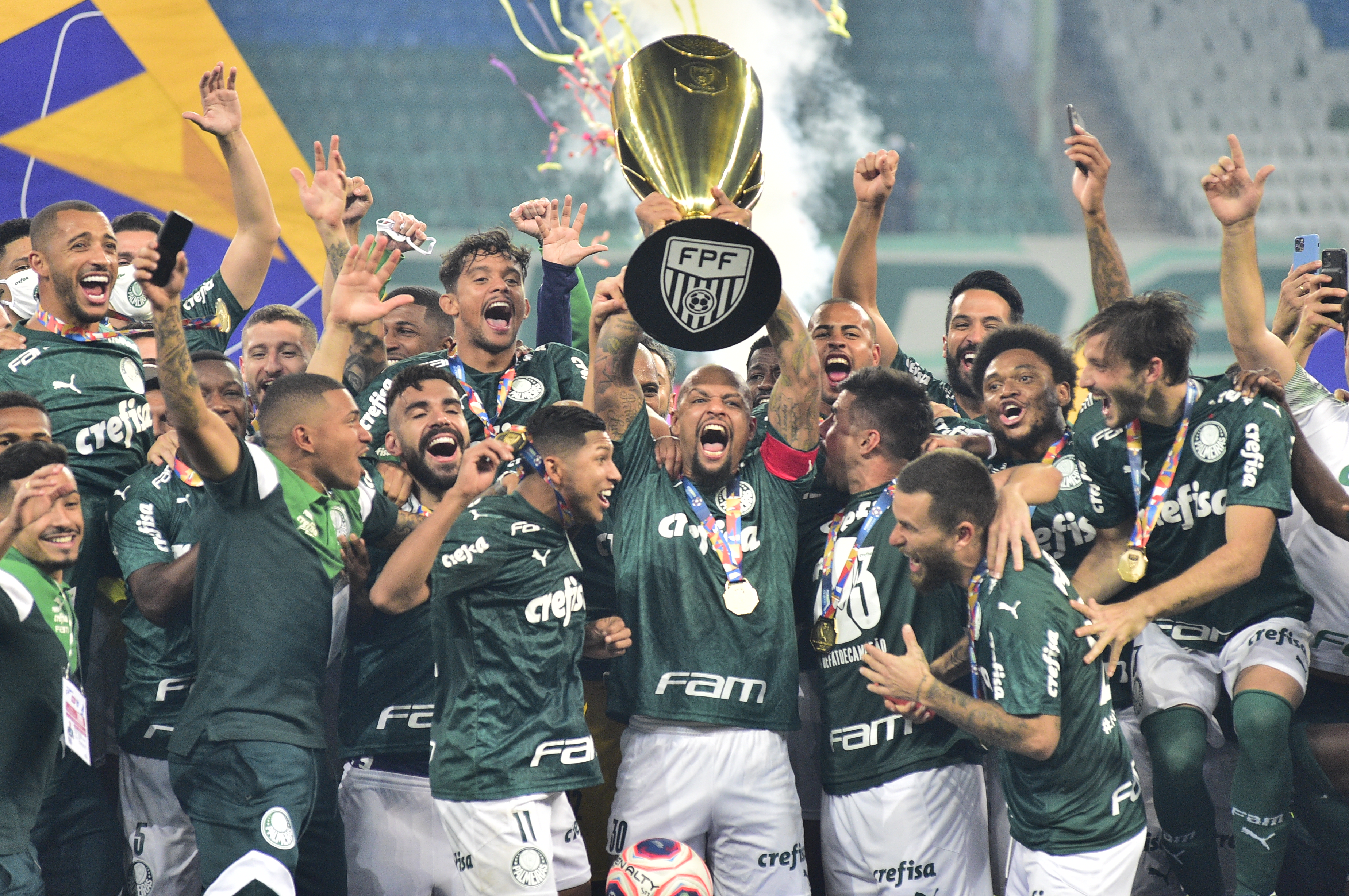 Felipe Melo ergue a taça de campeão paulista de 2020 do Palmeiras