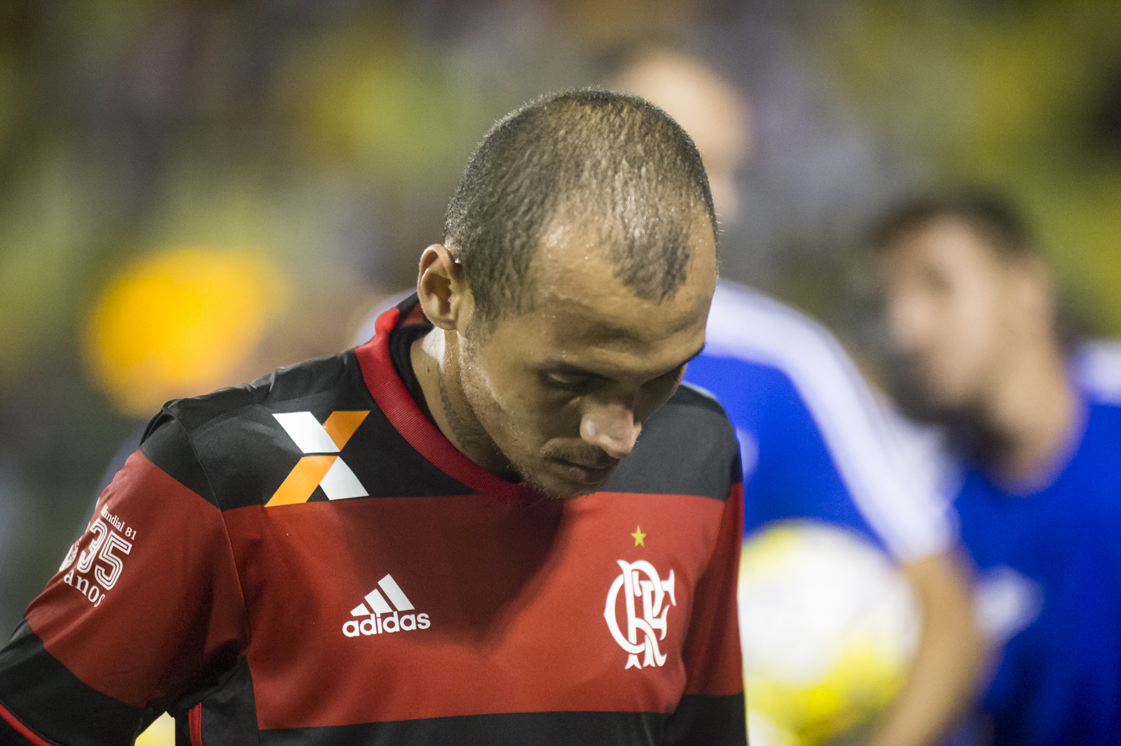Nos acréscimos, Flamengo arranca empate com a Chapecoense
