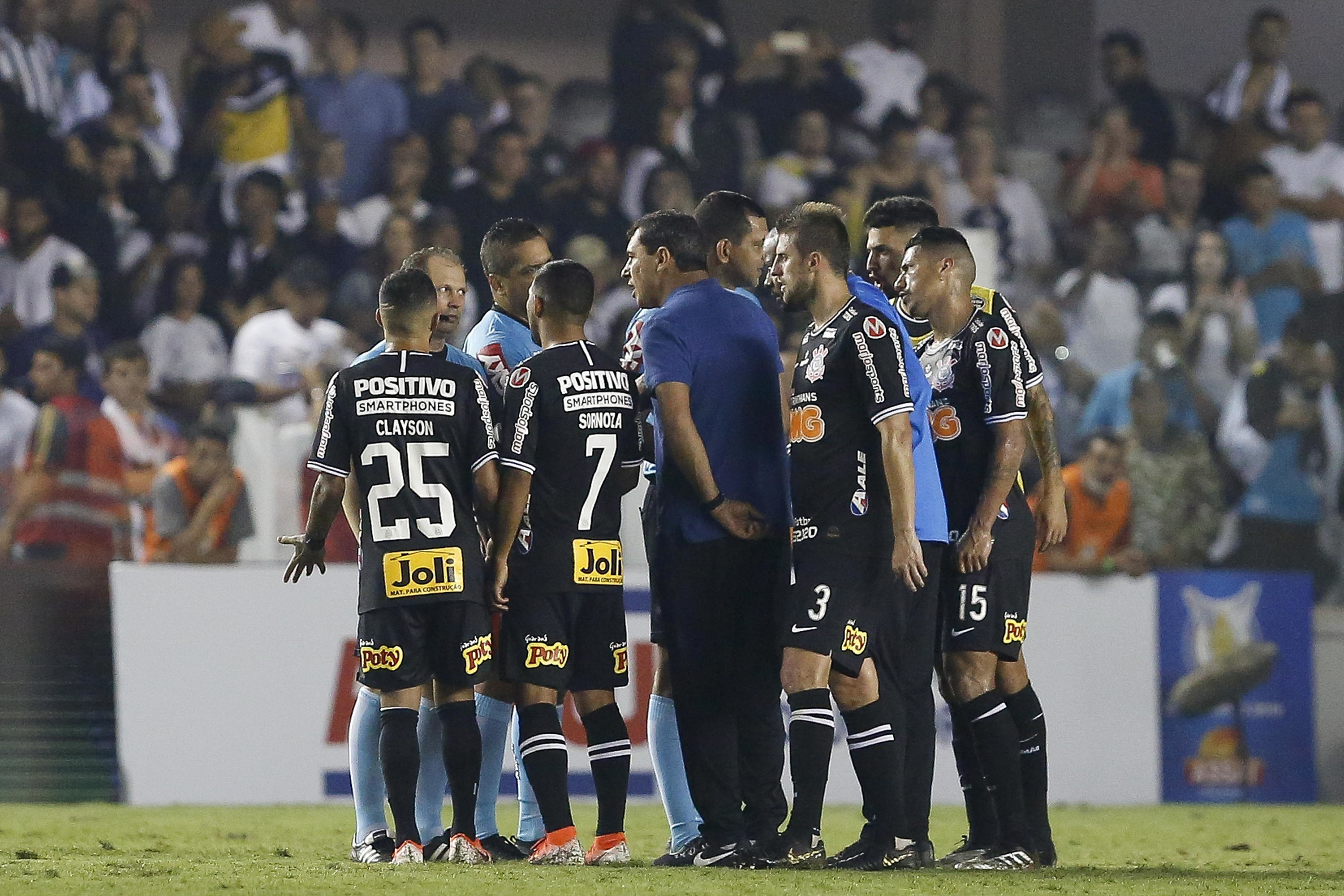 Carille diz ter sido xingado pela arbitragem em derrota para o Santos