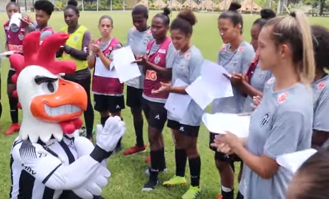 Mascote do Atlético-MG pede desculpas a jogadora por ato machista