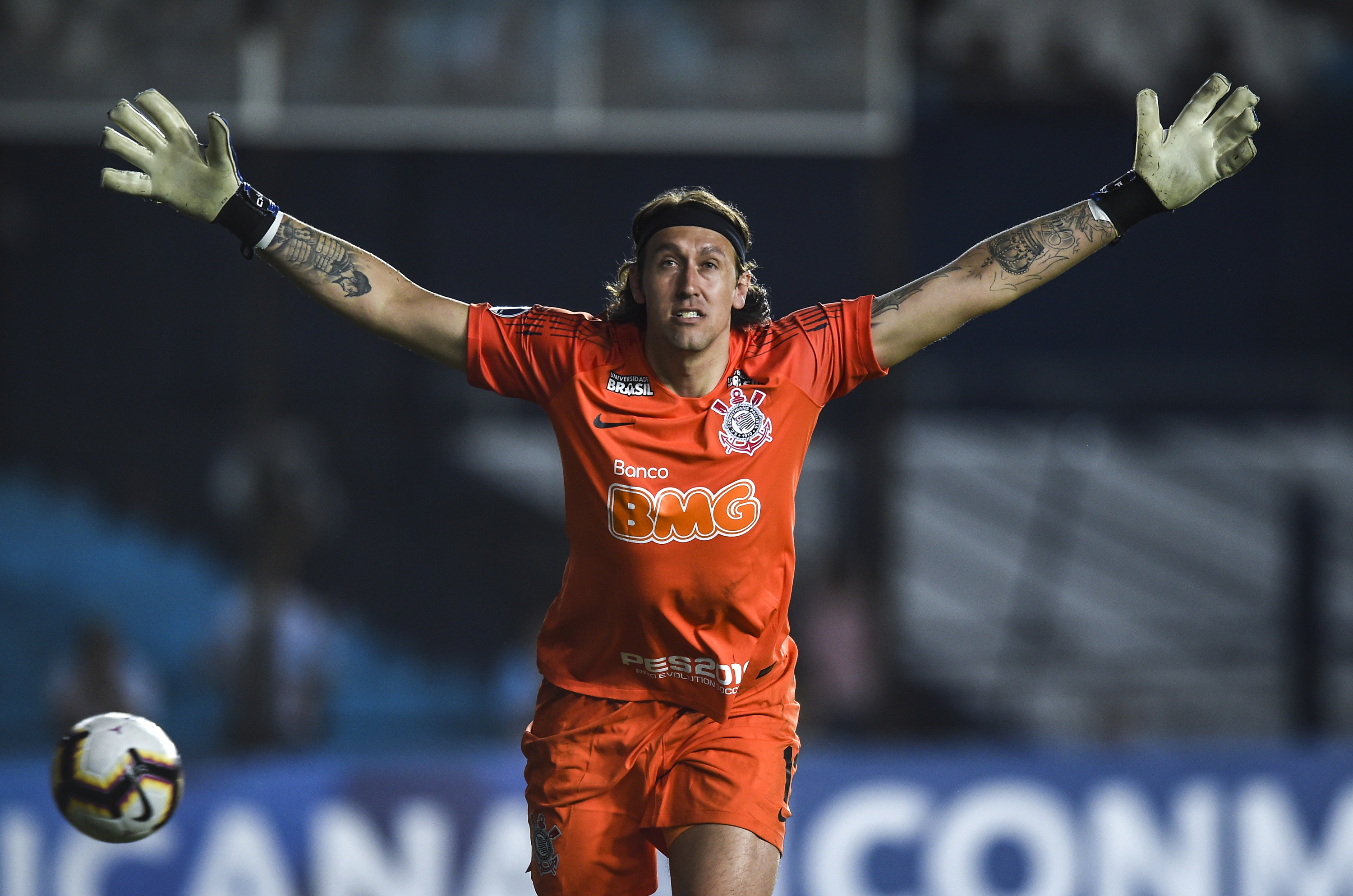 Cássio chega a 28 defesas e se torna o goleiro que mais defendeu pênaltis  na história do Corinthians