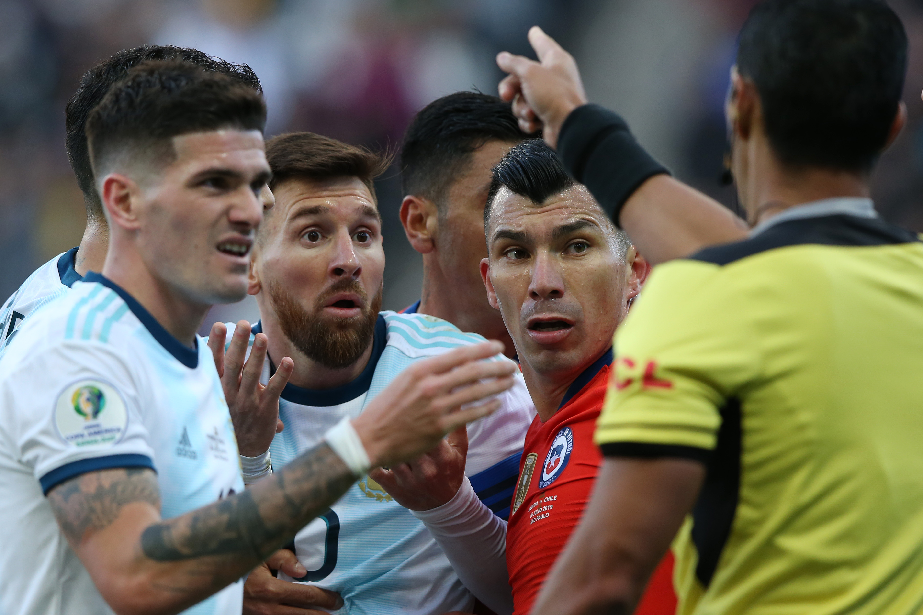 Messi e Medel foram expulsos pelo paraguaio Mário Díaz De Vivar