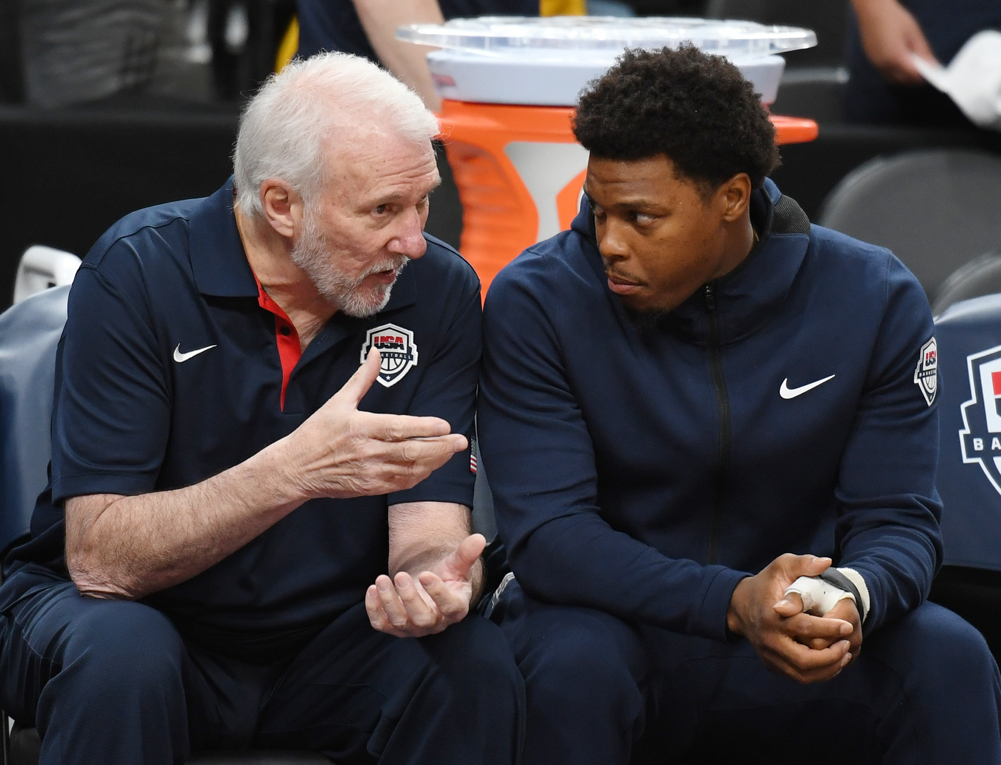 Técnico de basquete dos EUA proíbe celular no jantar: ‘Pessoas conversam’