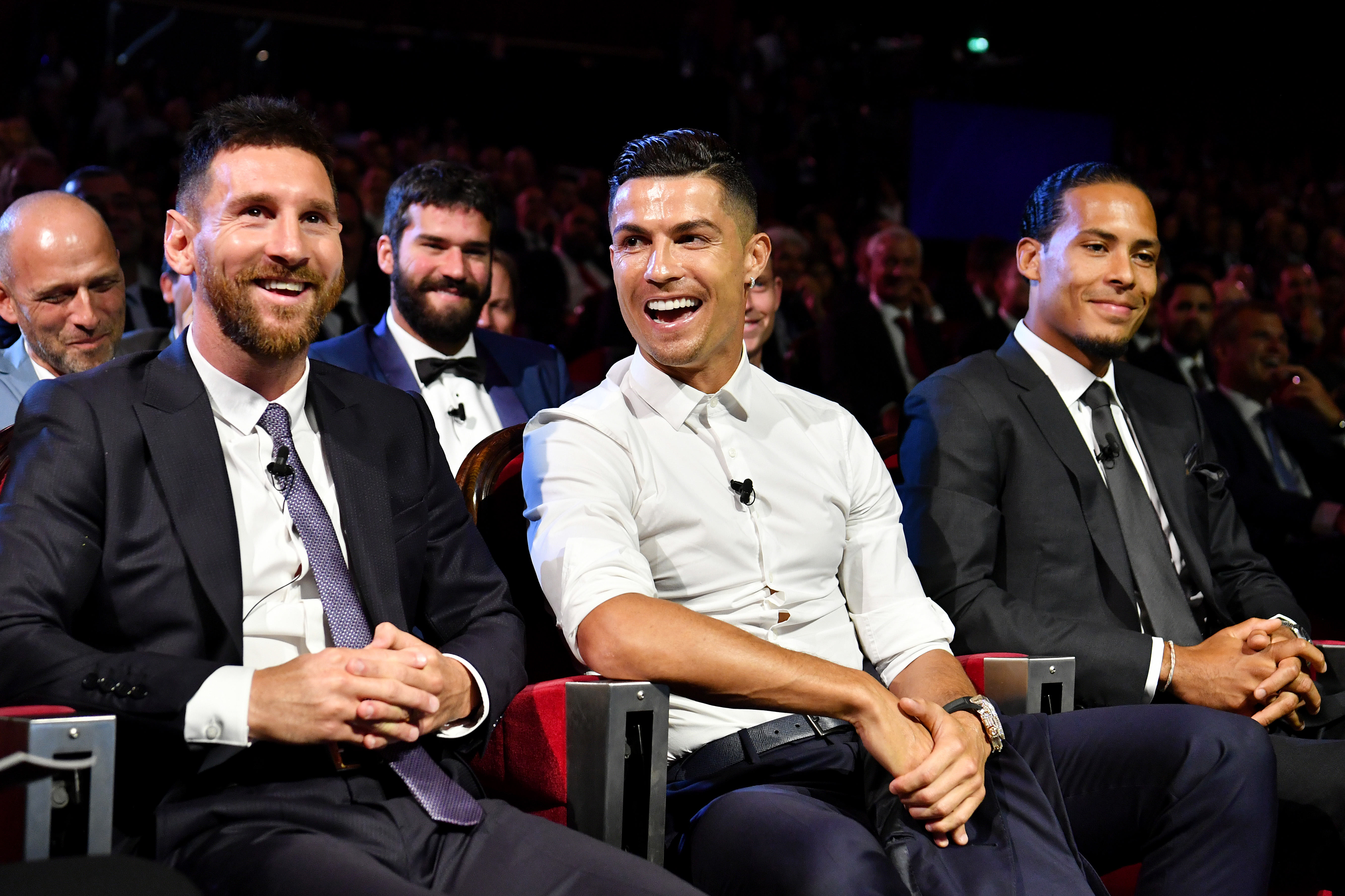 Lionel Messi e Cristiano Ronaldo brincam ao lado de Virgil Van Dijk na cerimônia da Uefa