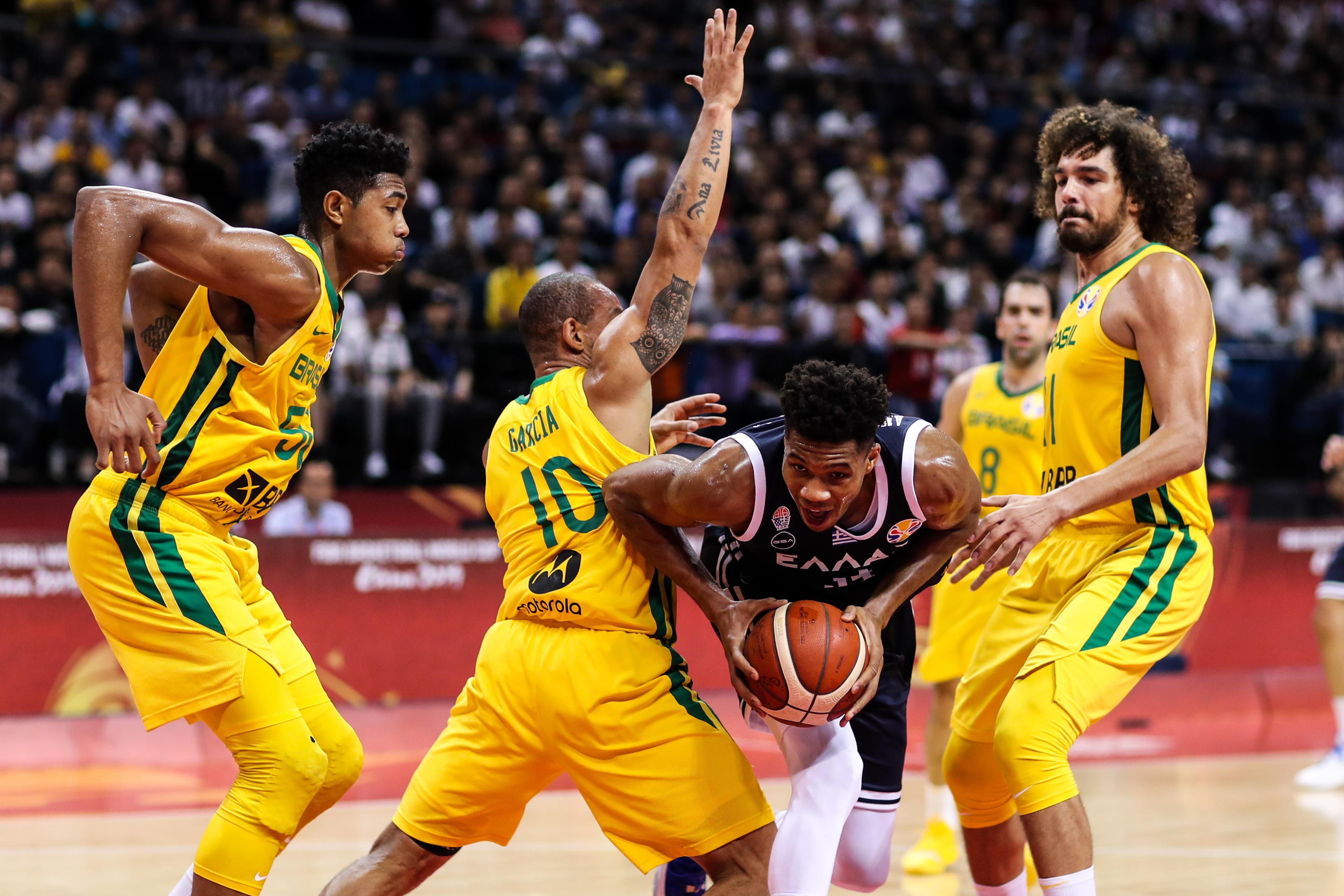 A camisa pesa! Brasil derruba Grécia e Antetokounmpo e avança à segunda  fase da Copa do Mundo, basquete