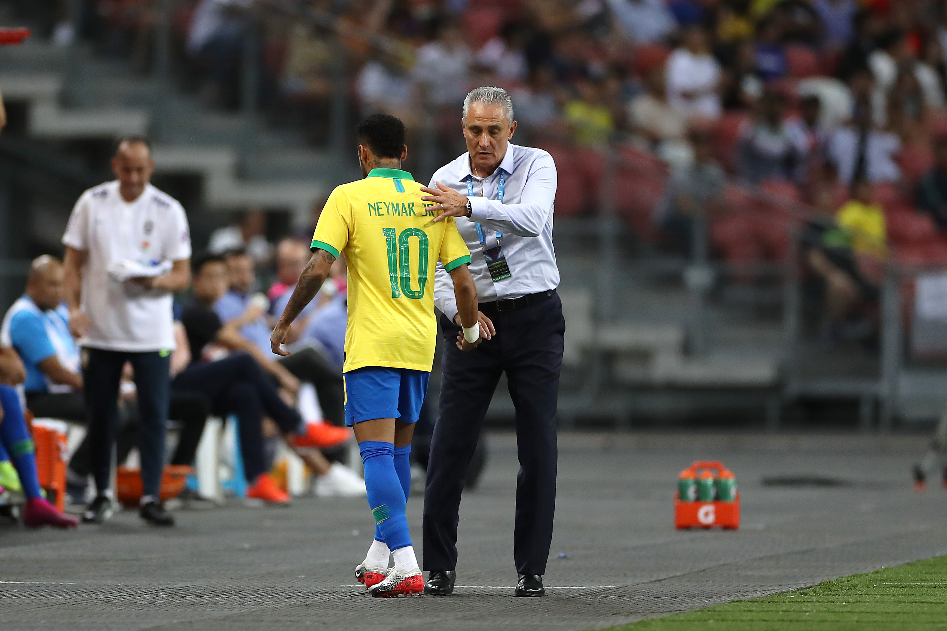 PSG confirma gravidade de lesão e Neymar deve ficar um mês parado