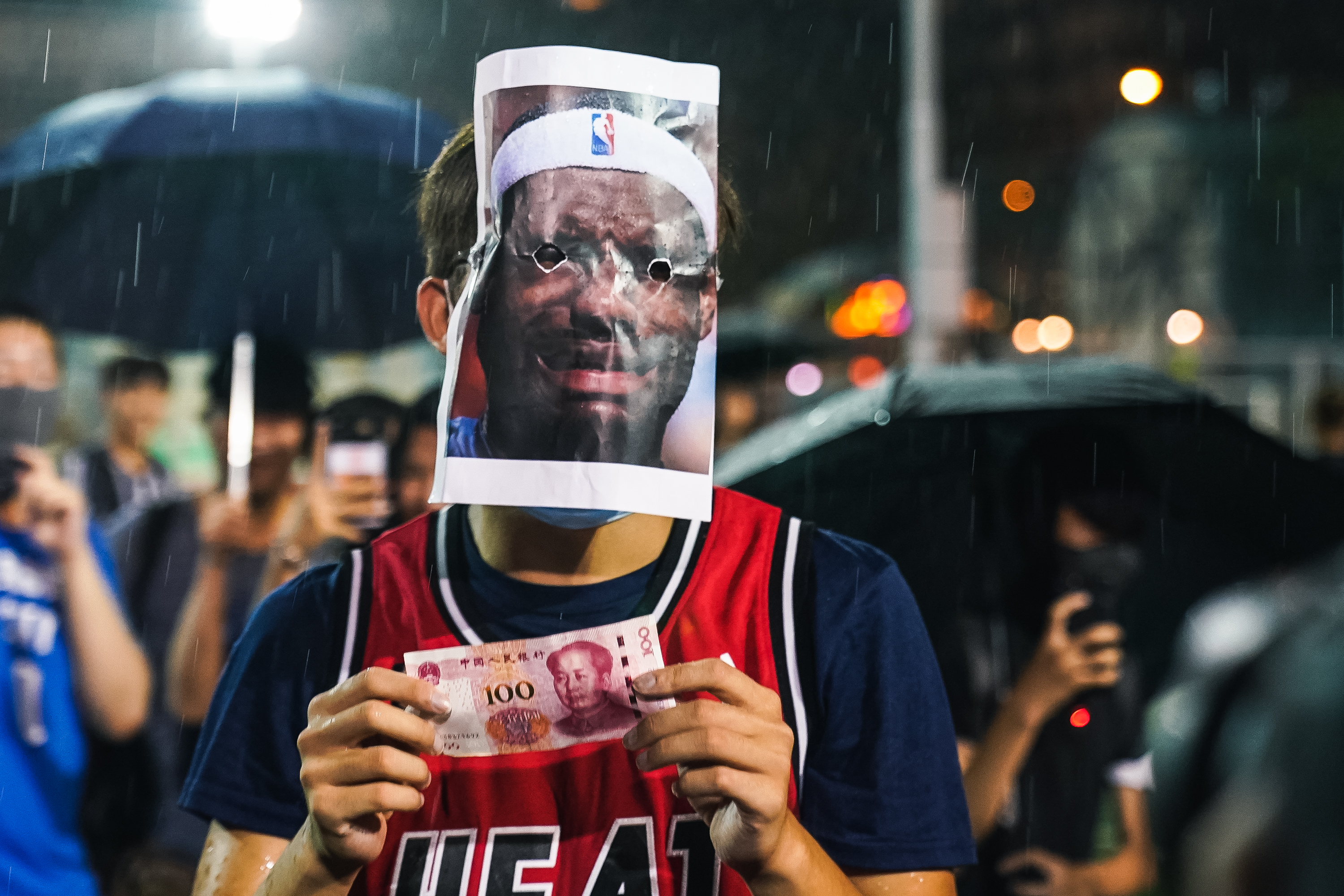 LeBron James mexe no vespeiro entre NBA e China (e se dá mal)
