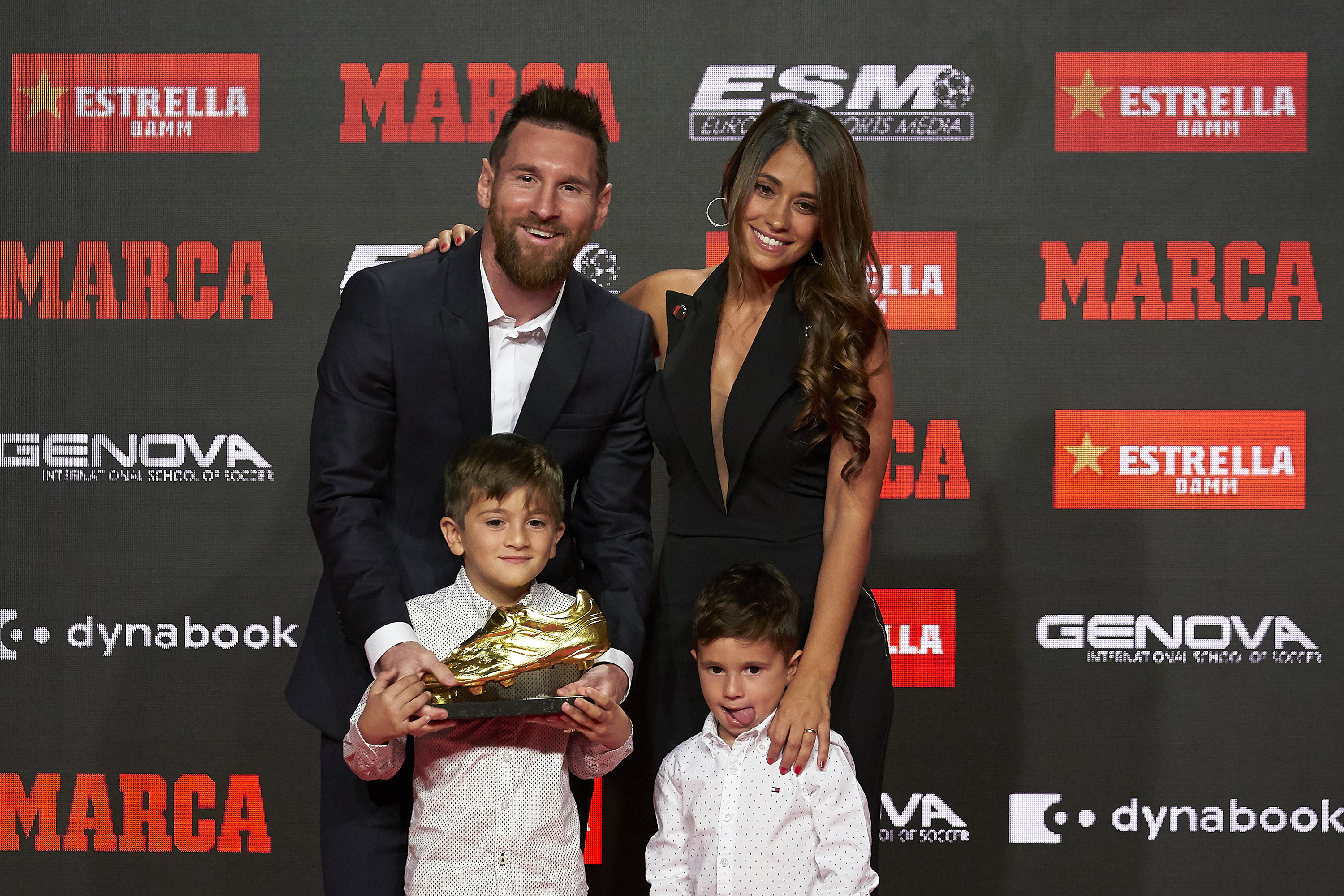 Messi recebe dos filhos sua sexta Chuteira de Ouro