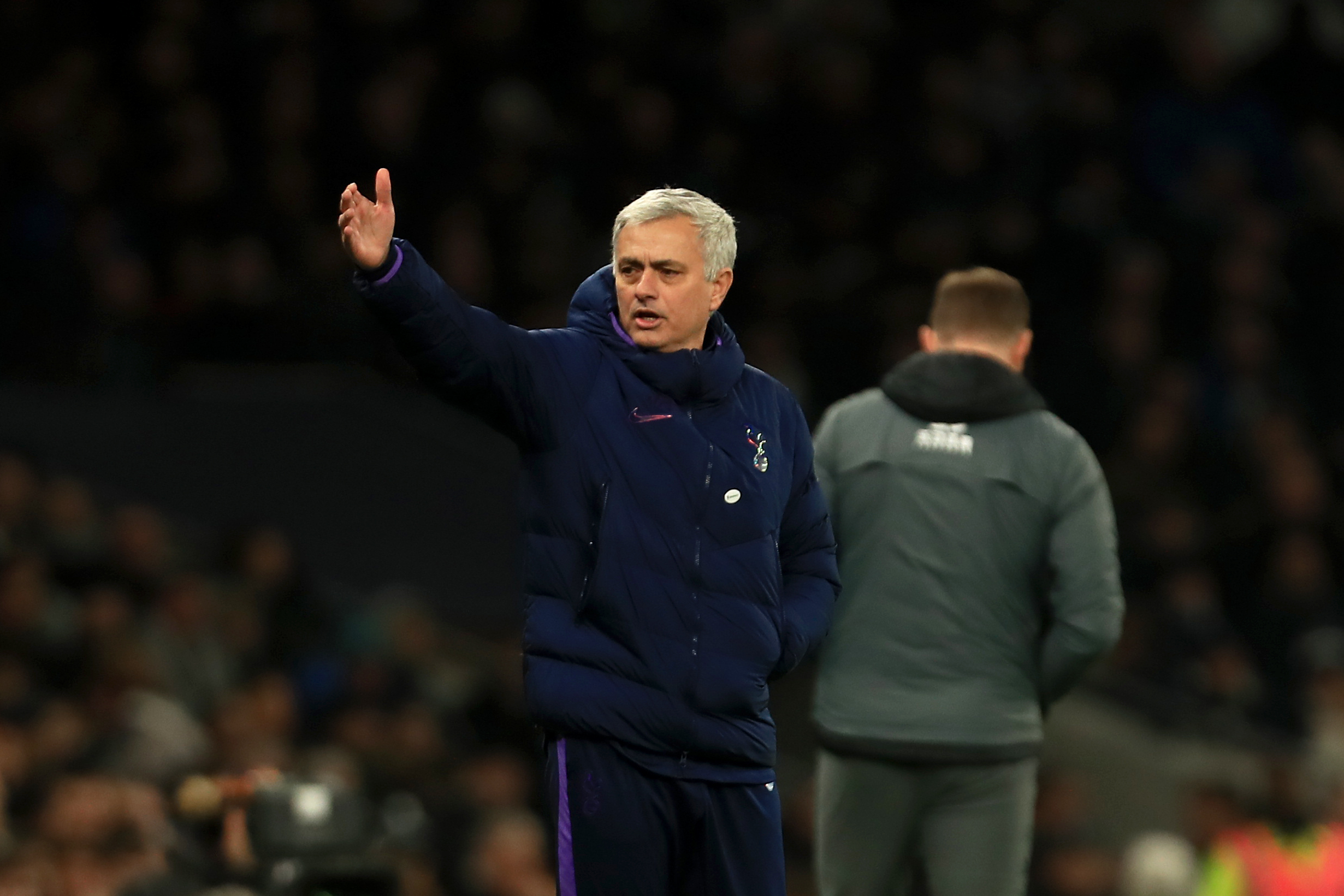 Mourinho é demitido do Tottenham uma semana antes de disputar final