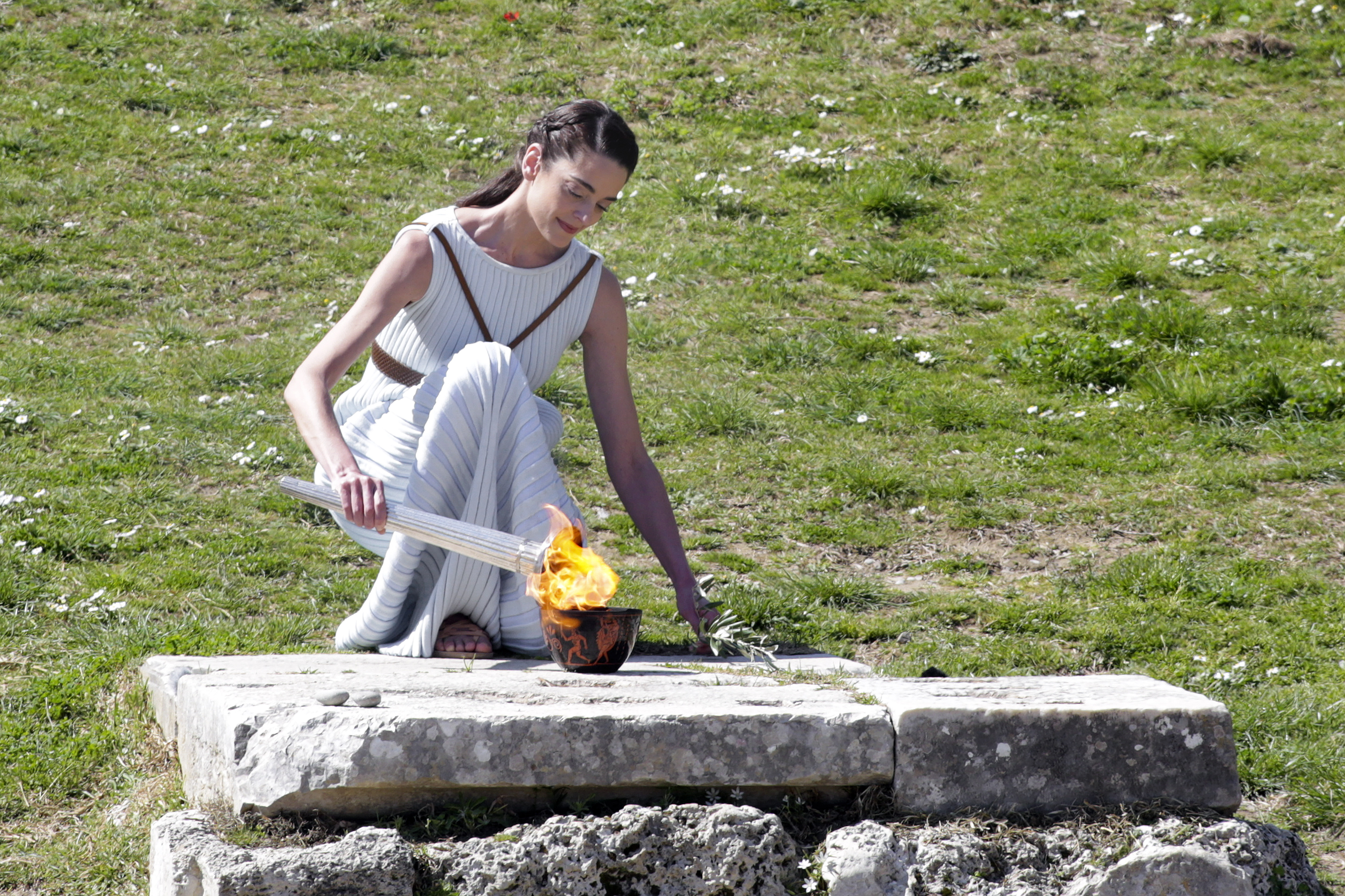Chama olímpica é acesa na Grécia em cerimônia sem público