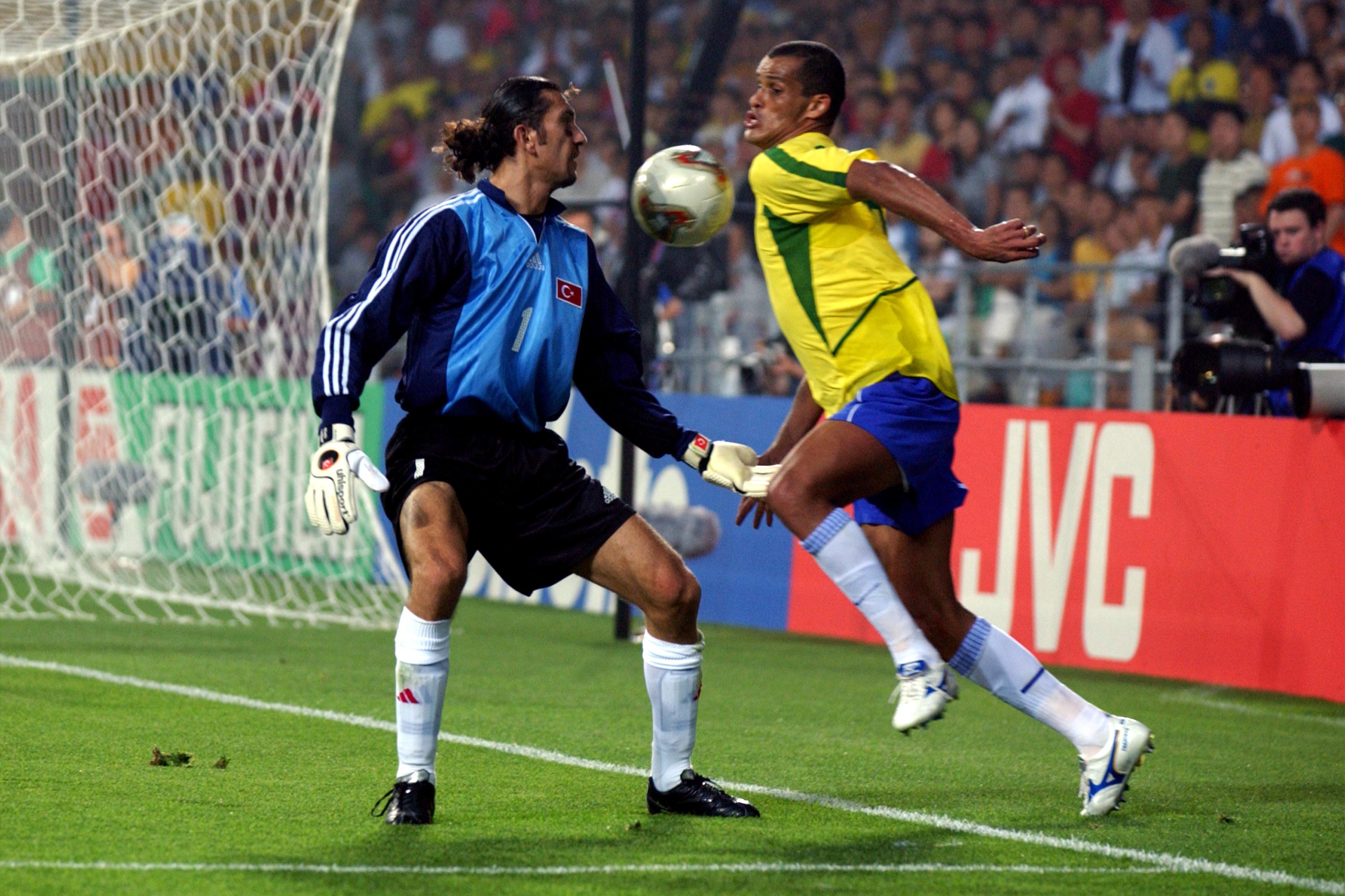 Rustu contra Rivaldo, na Copa de 2002