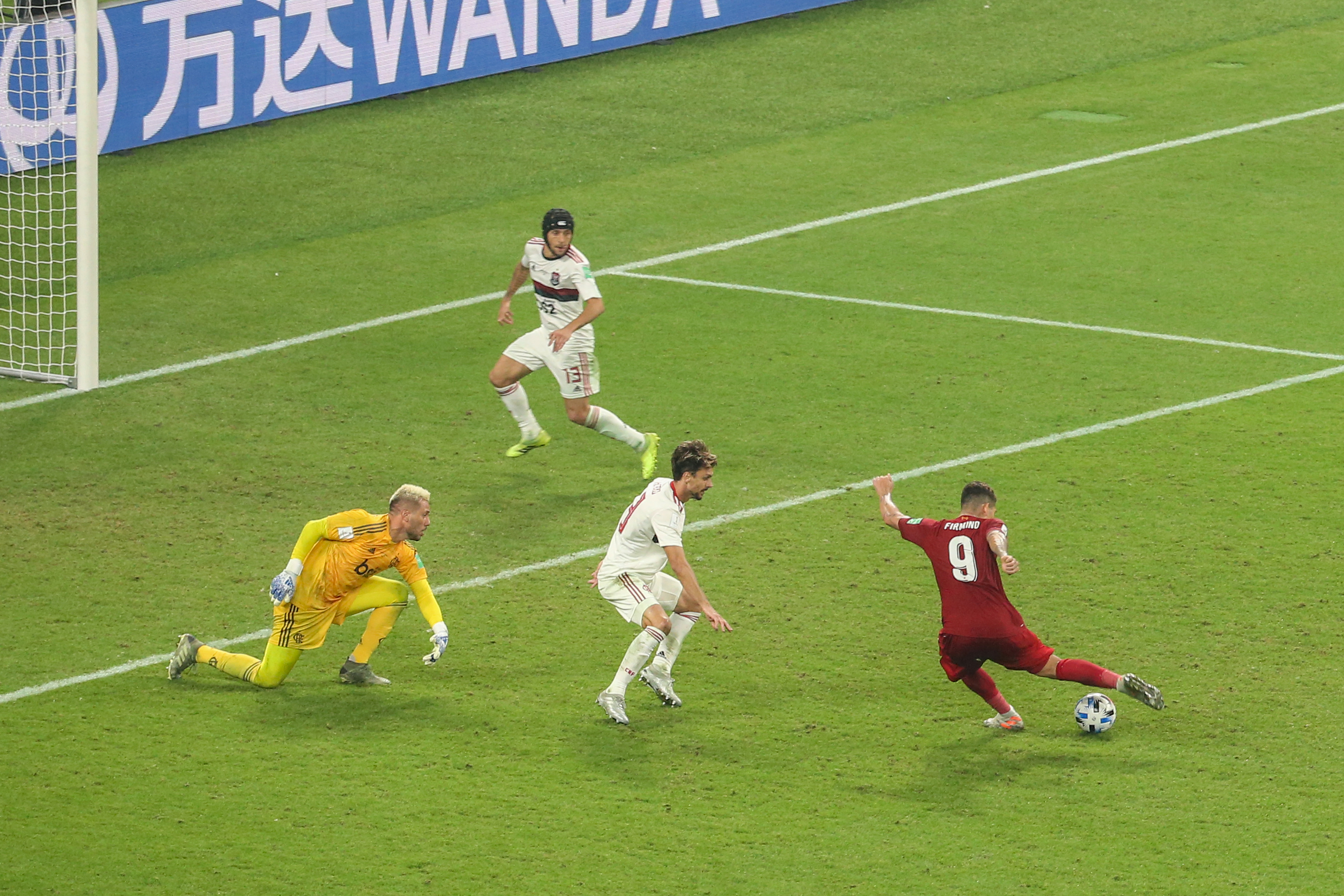 Roberto Firmino em gol do título do Liverpool sobre o Flamengo na final do Mundial de 2019